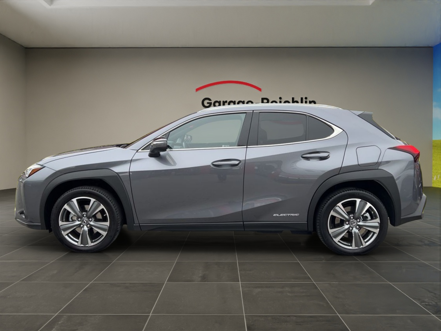 LEXUS UX 300e Excellence-showroom-element-1