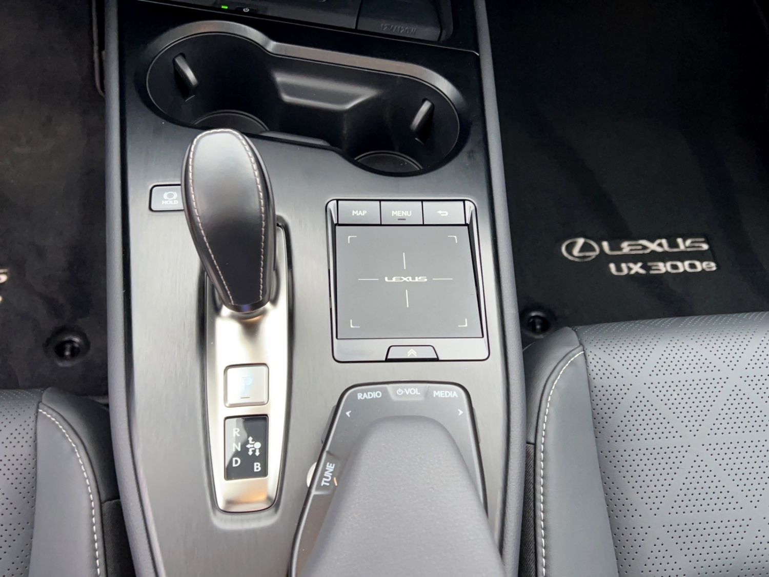 LEXUS UX 300e Excellence-image-13