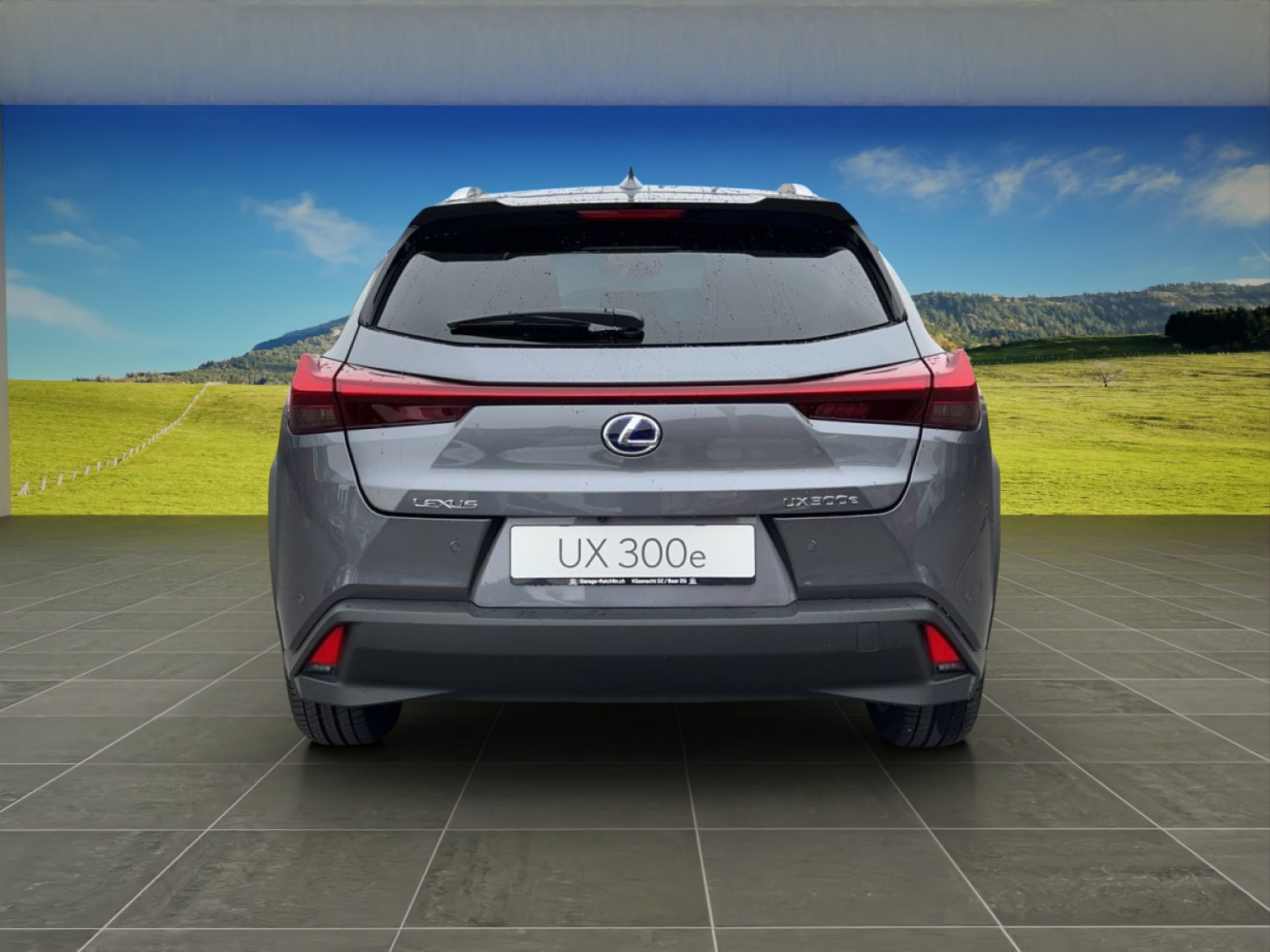 LEXUS UX 300e Excellence-showroom-element-3