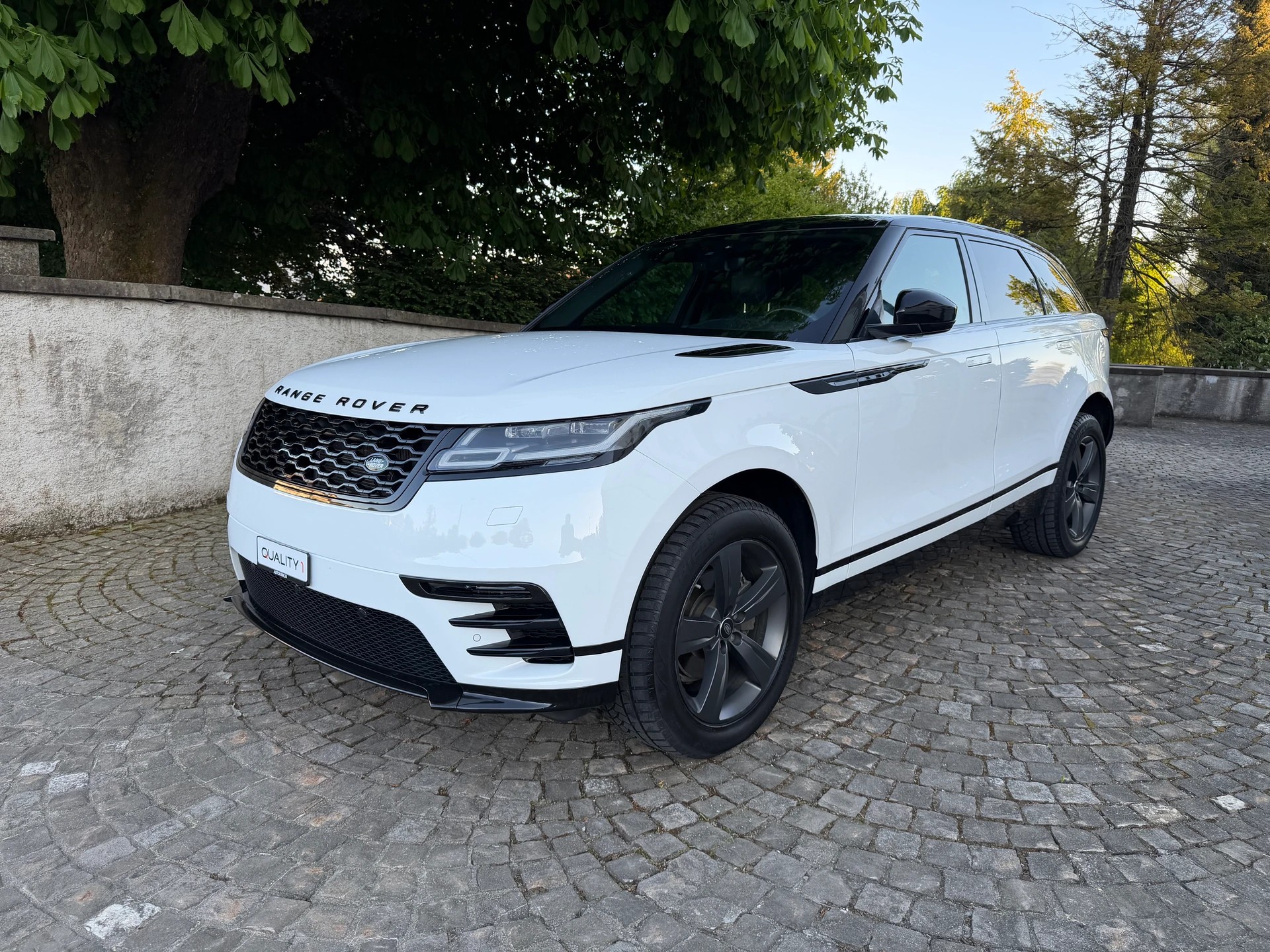 LAND ROVER Range Rover Velar R-Dynamic P 250 HSE Automatic / Ab MFK /Service gepflegt /36 Monate Garantie exkl./Meridian/LED/Bi-Color Leder