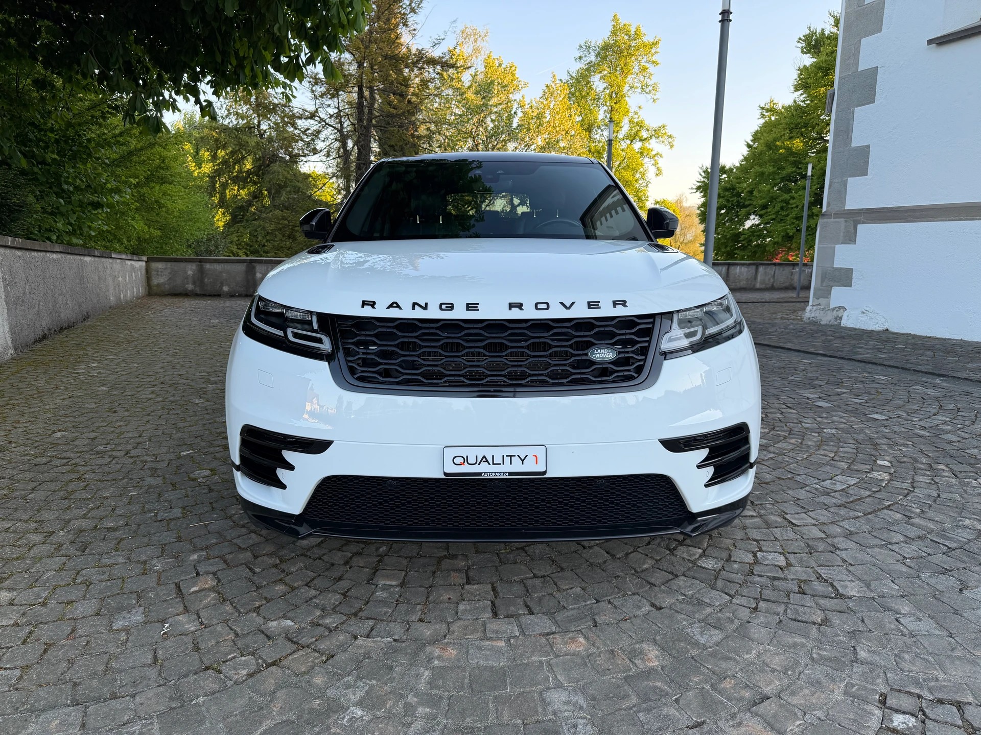 LAND ROVER Range Rover Velar R-Dynamic P 250 HSE Automatic / Ab MFK /Service gepflegt /36 Monate Garantie exkl./Meridian/LED/Bi-Color Leder-image-1