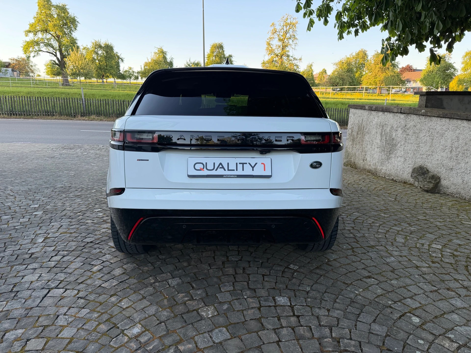 LAND ROVER Range Rover Velar R-Dynamic P 250 HSE Automatic / Ab MFK /Service gepflegt /36 Monate Garantie exkl./Meridian/LED/Bi-Color Leder-image-6