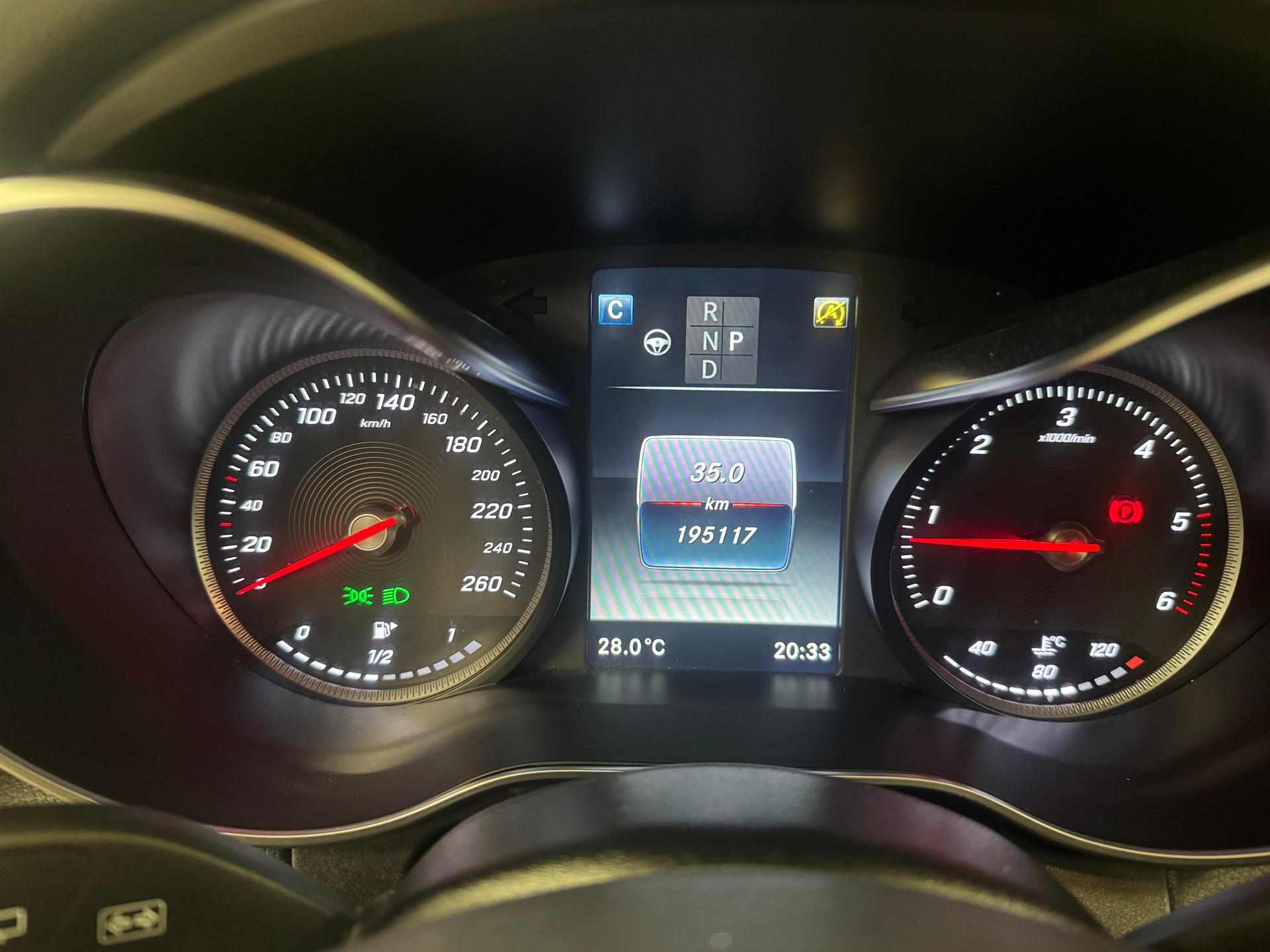 MERCEDES-BENZ C 250 d AMG Line 4Matic 9G-Tronic-image-15