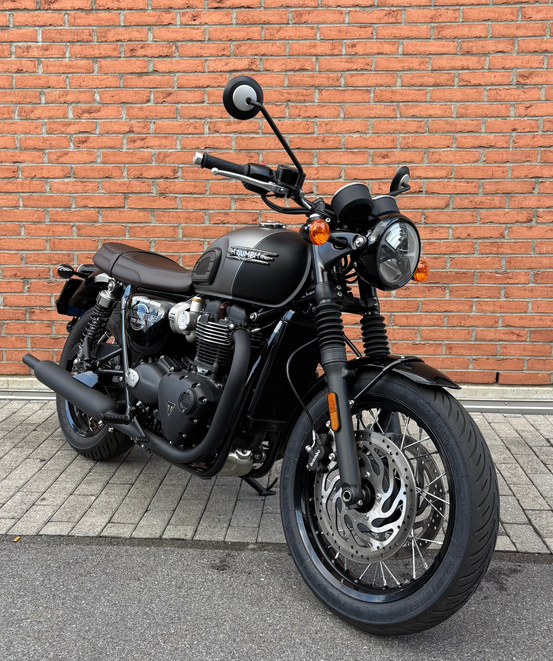TRIUMPH Bonneville T120 Black-image-1