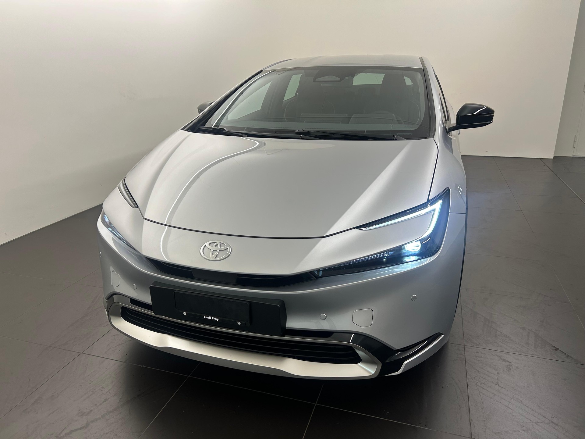 TOYOTA Prius 2.0 Plug-In-Hybrid Style-showroom-element-1