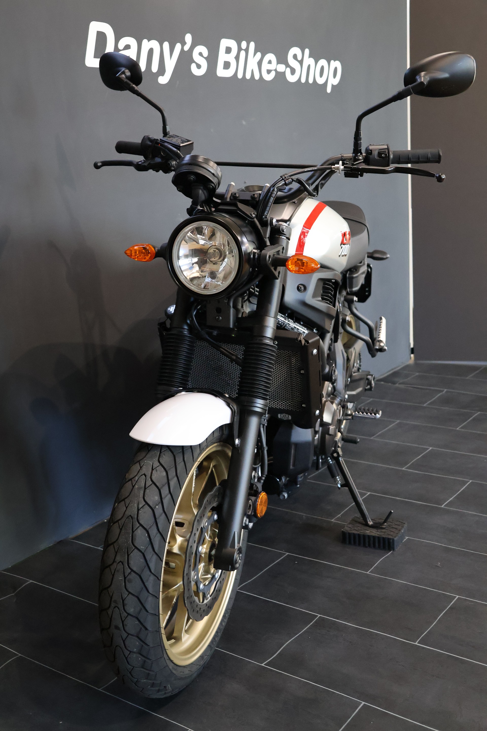 YAMAHA XSR 700 XTribute-image-1