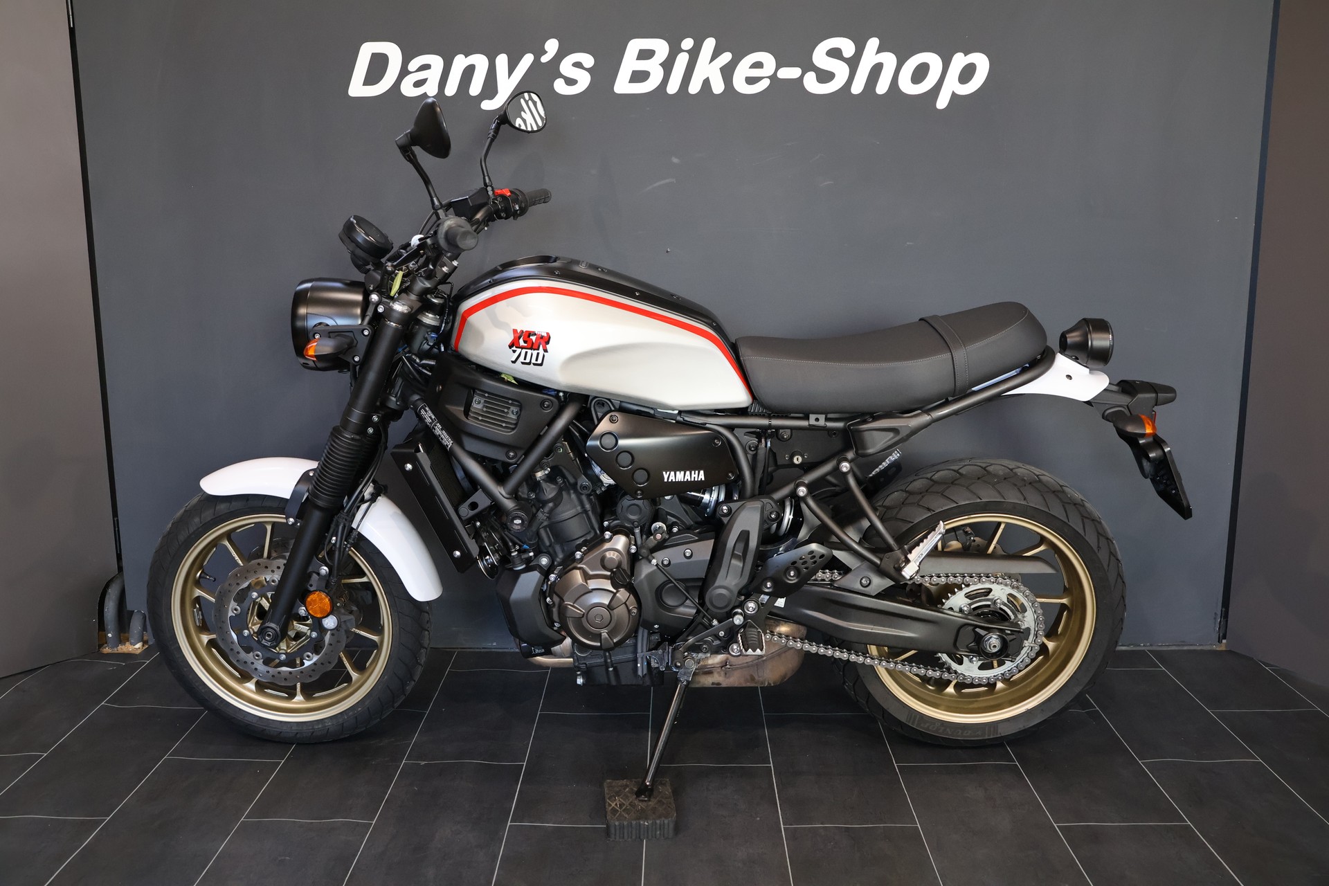 YAMAHA XSR 700 XTribute-image-0