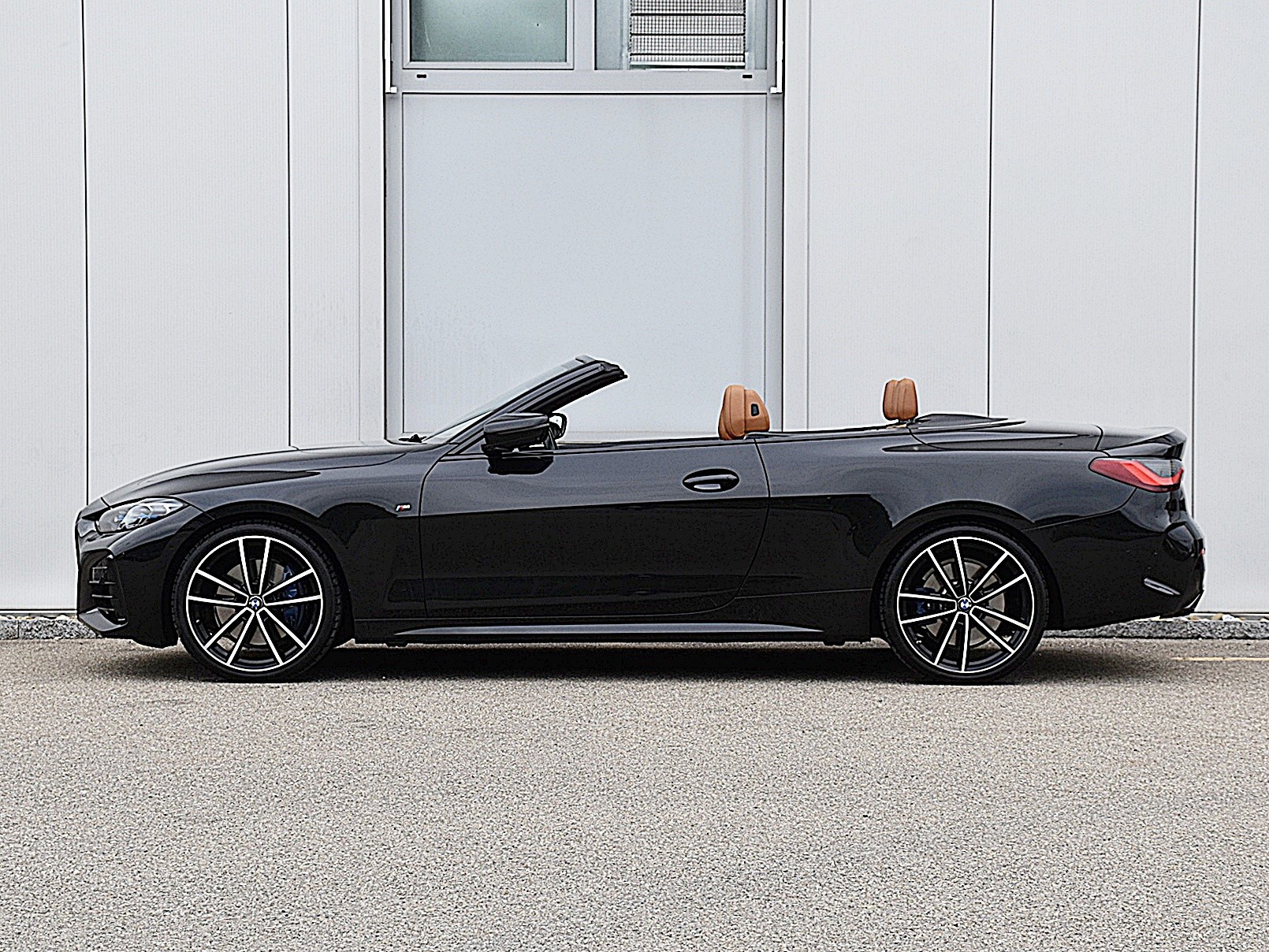 BMW M440i xDrive 48V Cabrio-image-2