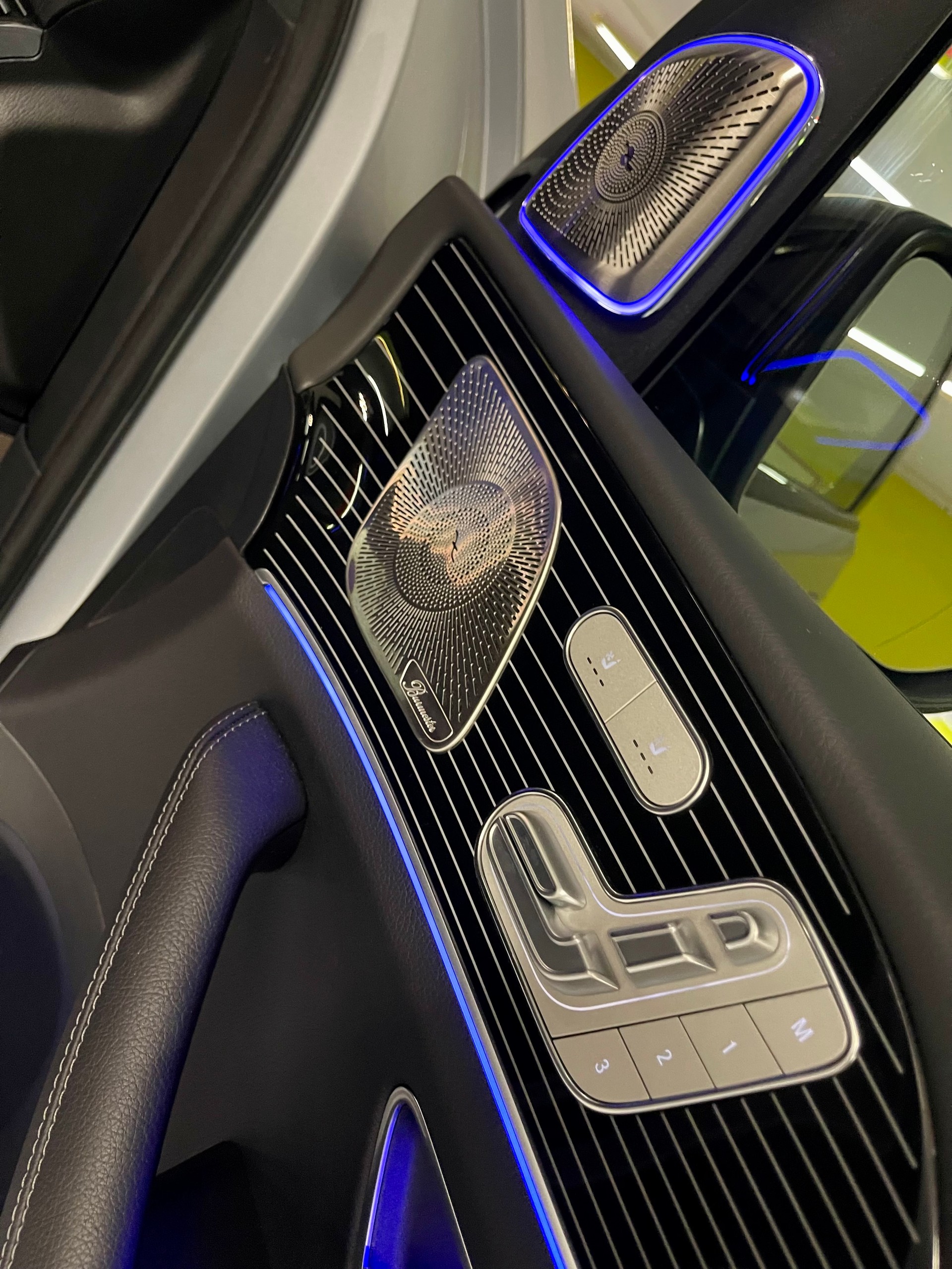 MERCEDES-BENZ GLS 350 d 4MATIC AMG Line-image-12