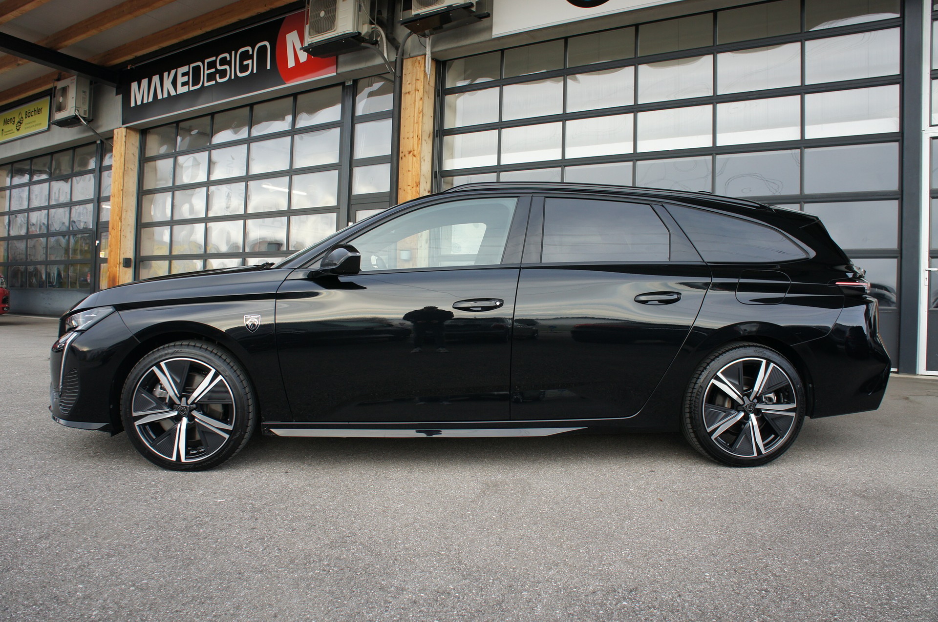 PEUGEOT 308 SW 1.6 PHEV 180 GT-showroom-element-1