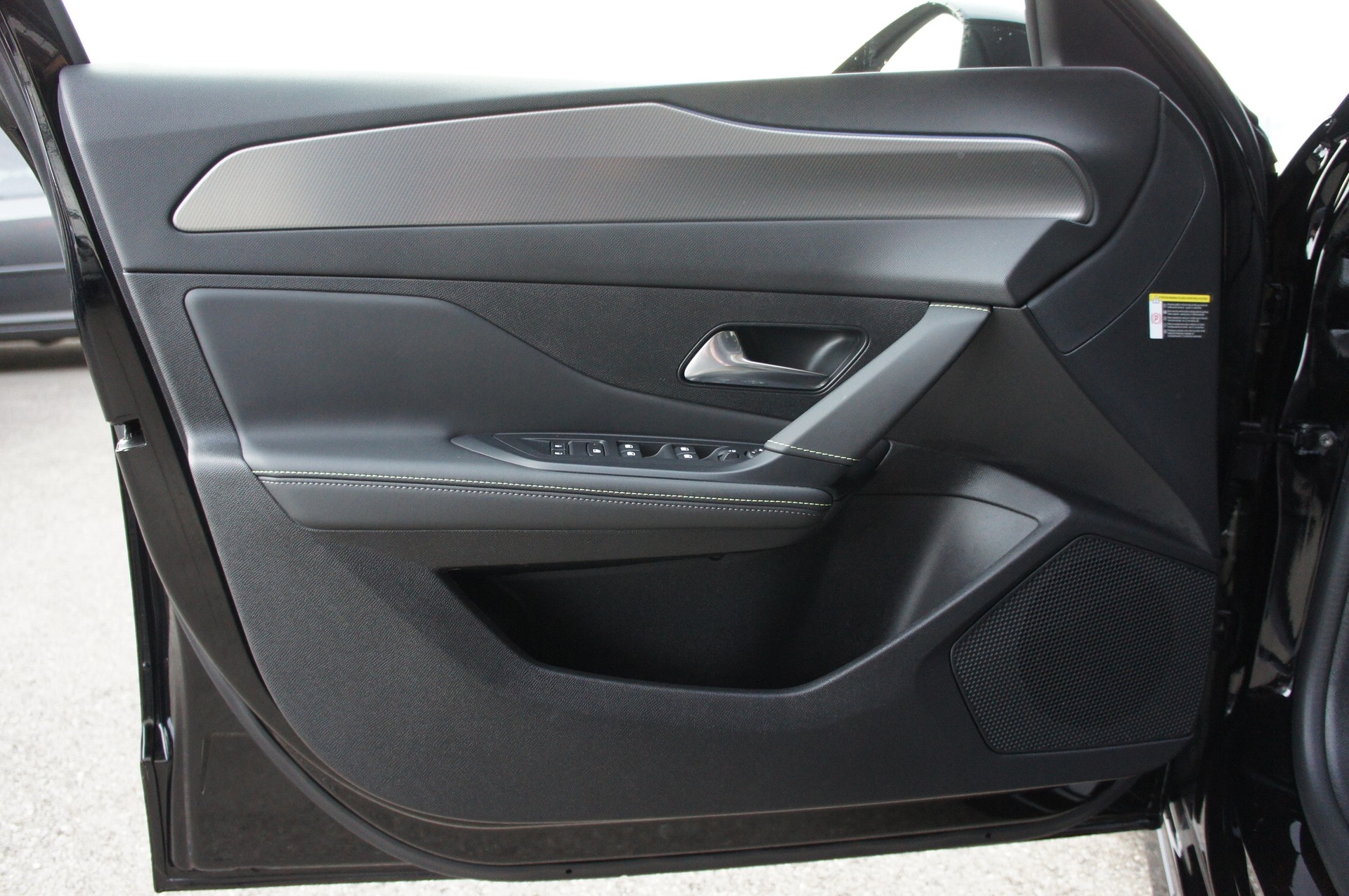 PEUGEOT 308 SW 1.6 PHEV 180 GT-image-12