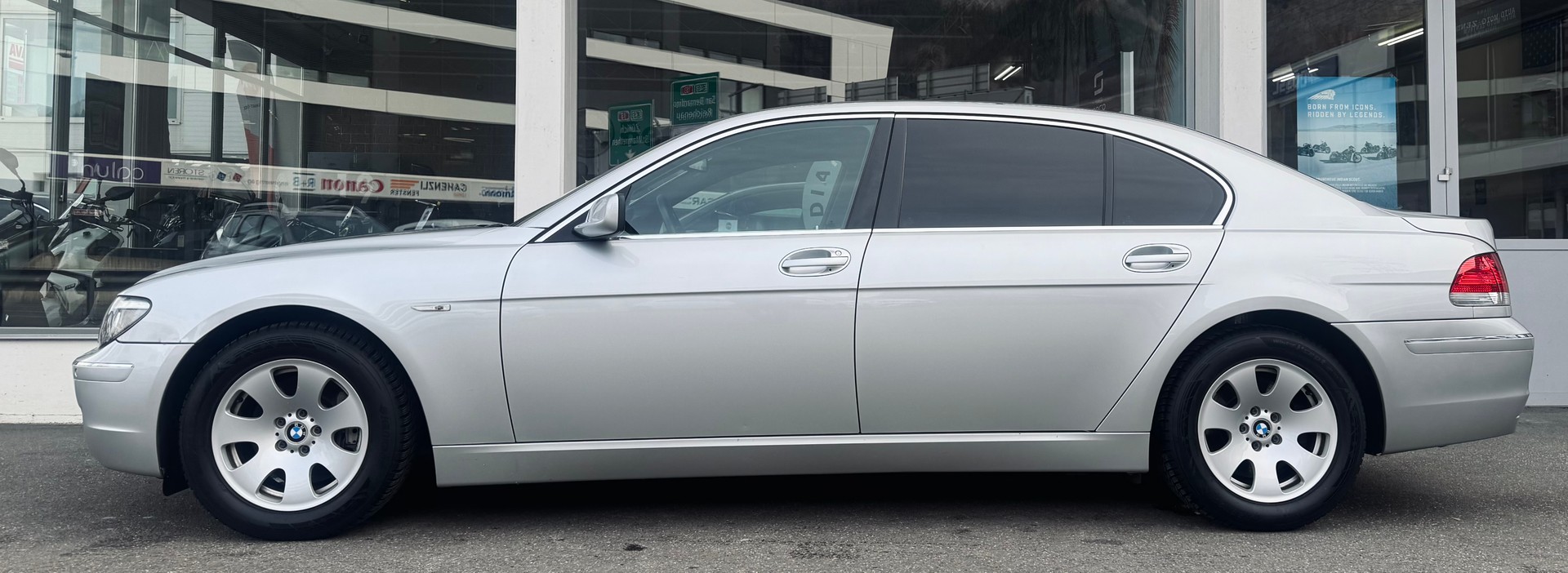 BMW 740i L-showroom-element-2