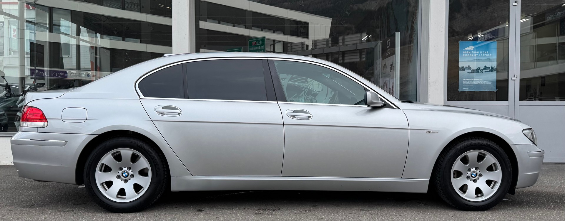 BMW 740i L-showroom-element-1