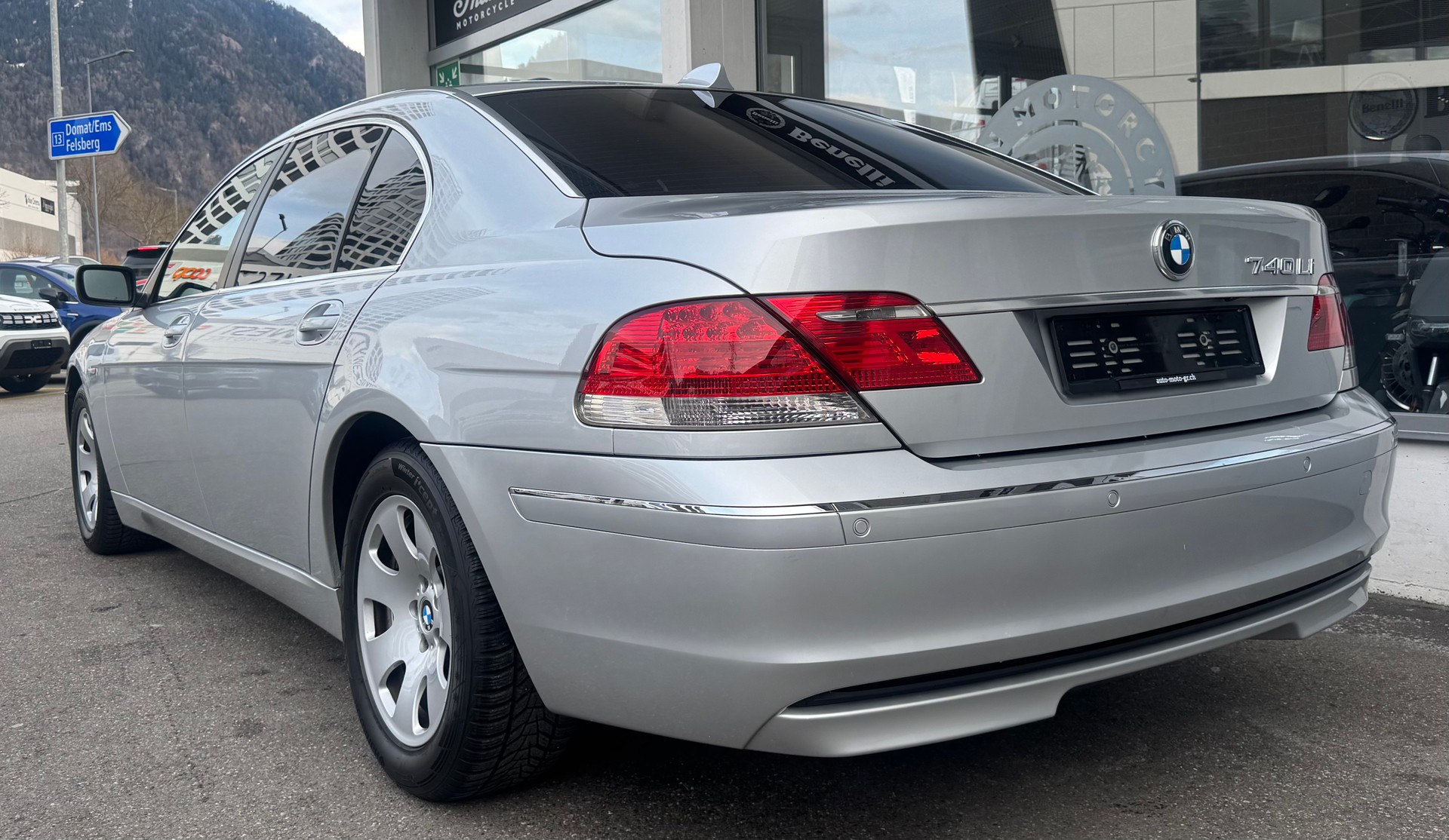 BMW 740i L-showroom-element-3