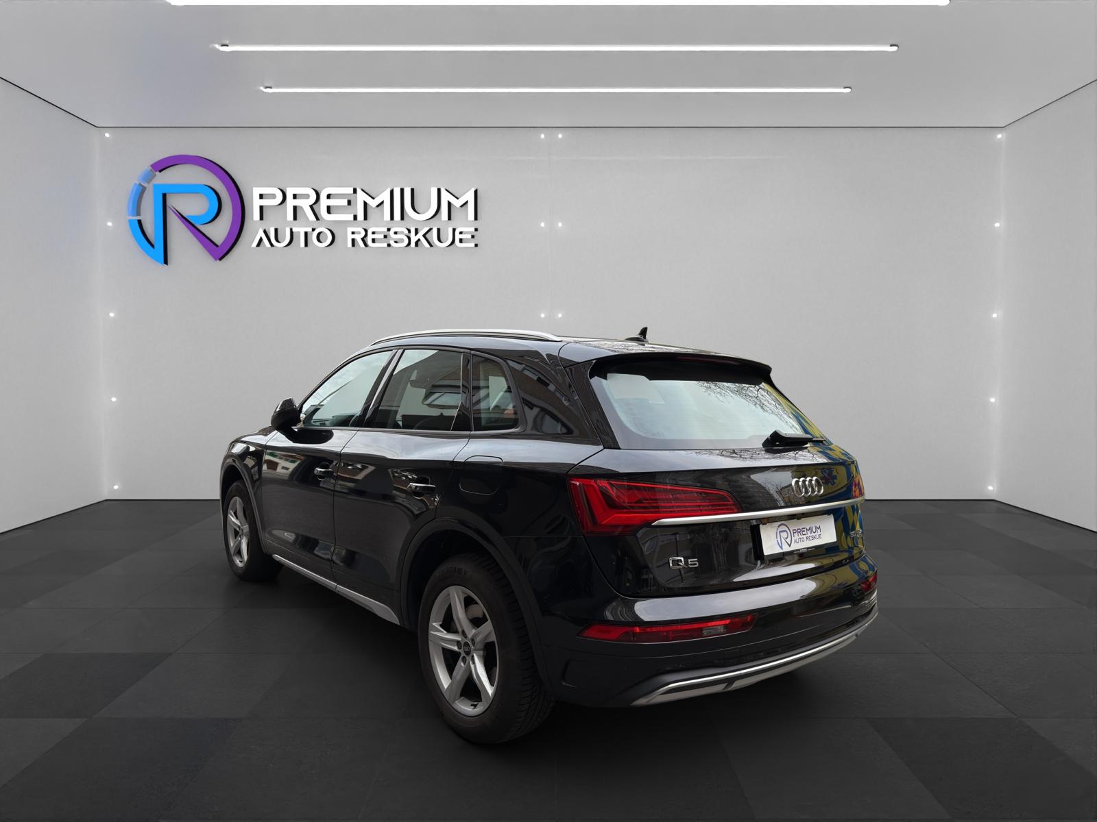 AUDI Q5 50 TFSI e PHEV quattro S-tronic-showroom-element-3