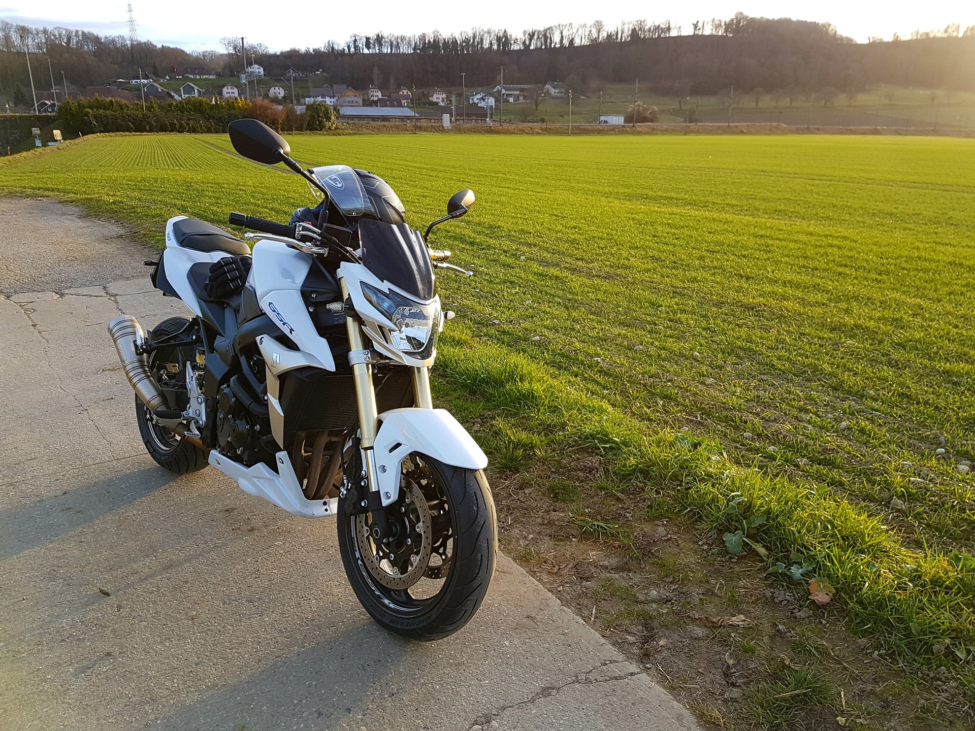 SUZUKI GSR 750 ABS-image-1