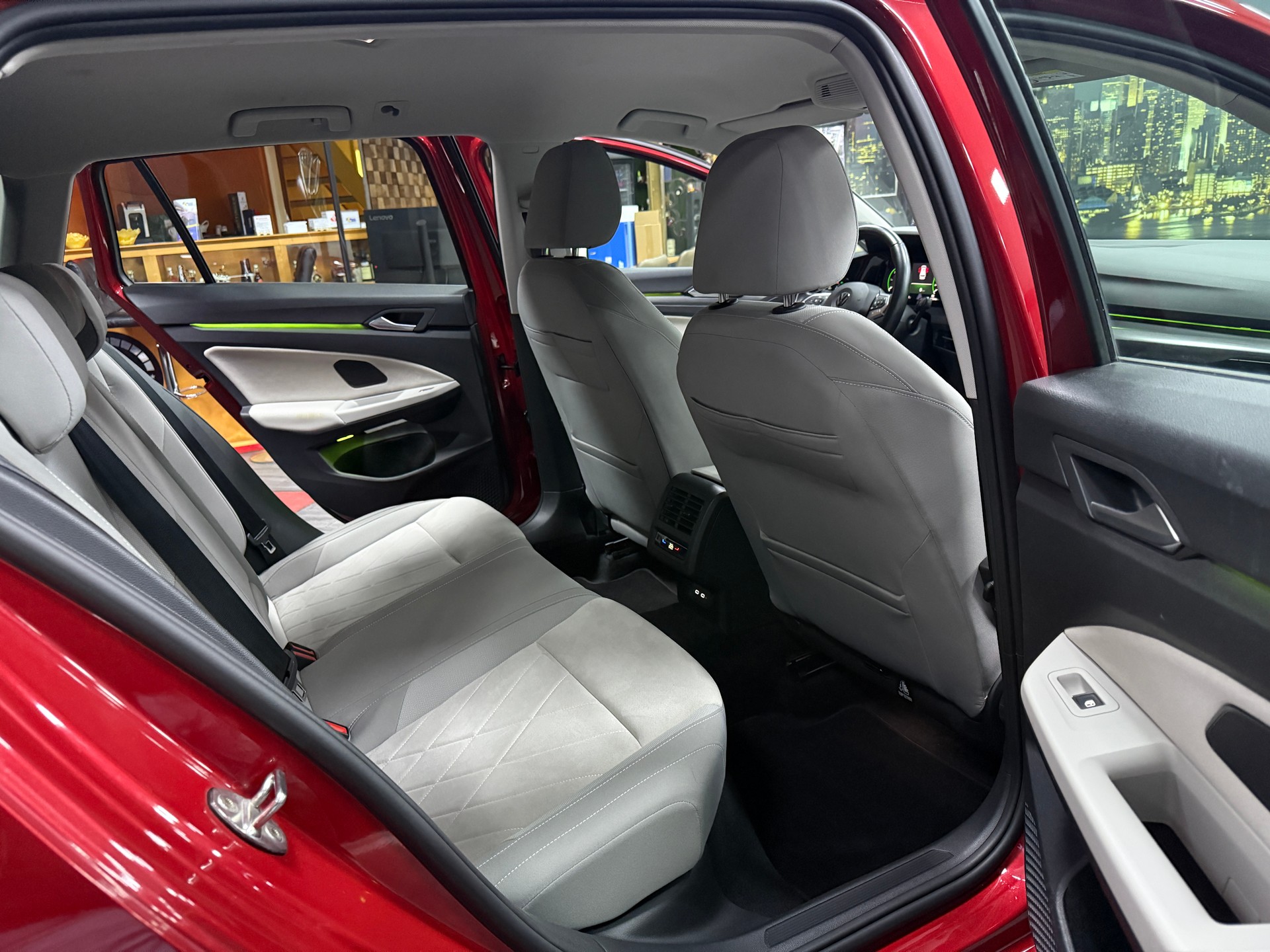 VW Golf Variant 2.0 TDI Style DSG-image-15