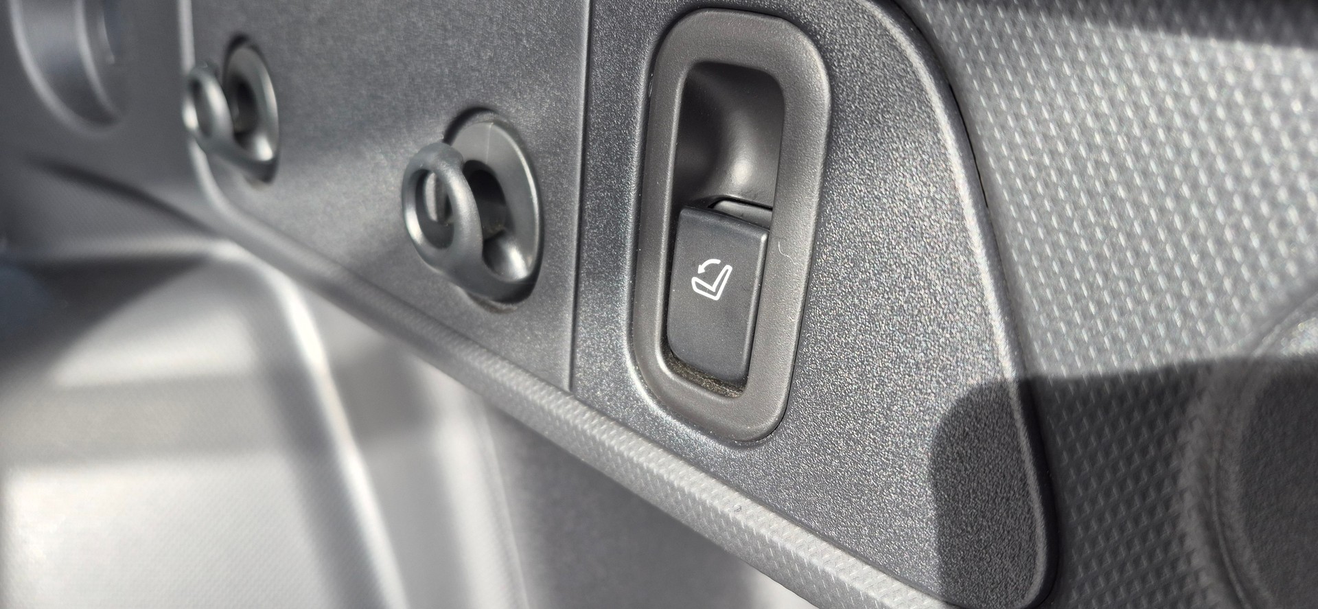 SUBARU Forester 2.0i e-Boxer Swiss Plus Lineartronic-image-12