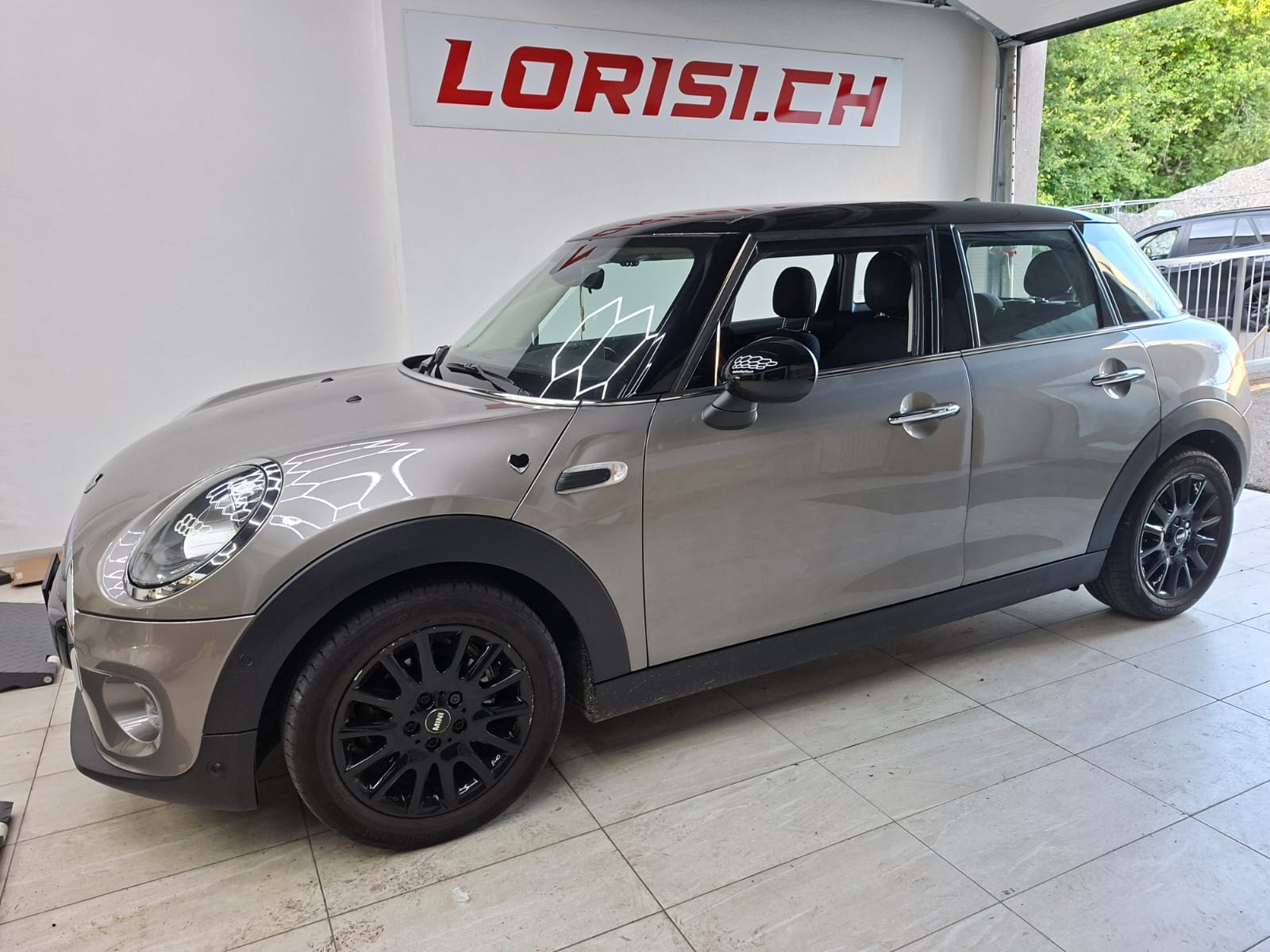 MINI Cooper-showroom-element-2