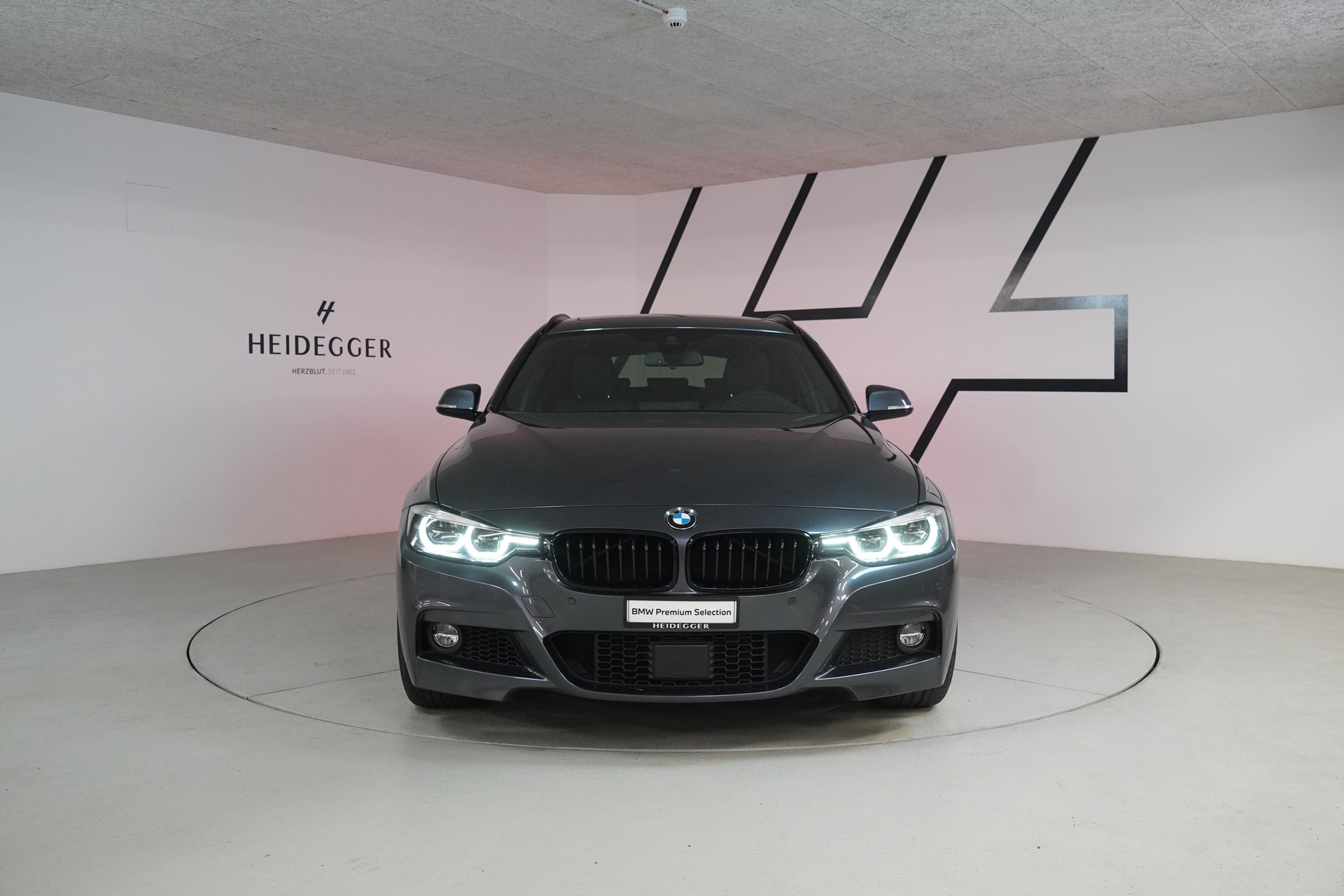 BMW 340i xDrive Touring Edition M Sport Steptronic-showroom-element-1