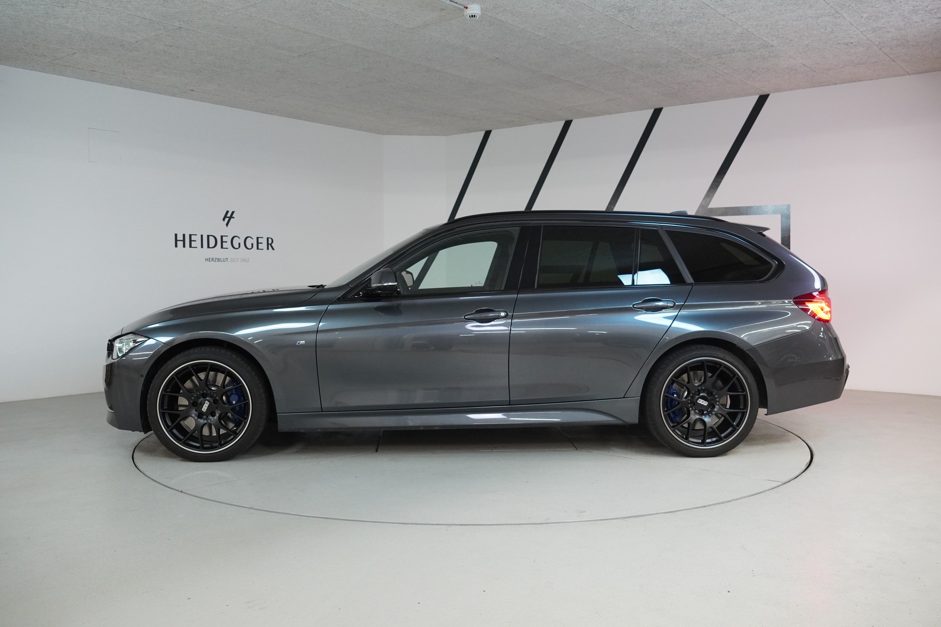BMW 340i xDrive Touring Edition M Sport Steptronic-showroom-element-3