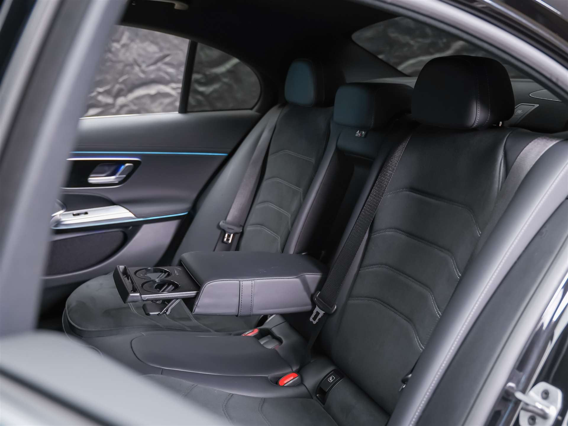 MERCEDES-BENZ E 220 d 4Matic AMG Line 9G-Tronic *Superscreen*Burmester*360° Kamera*-image-12