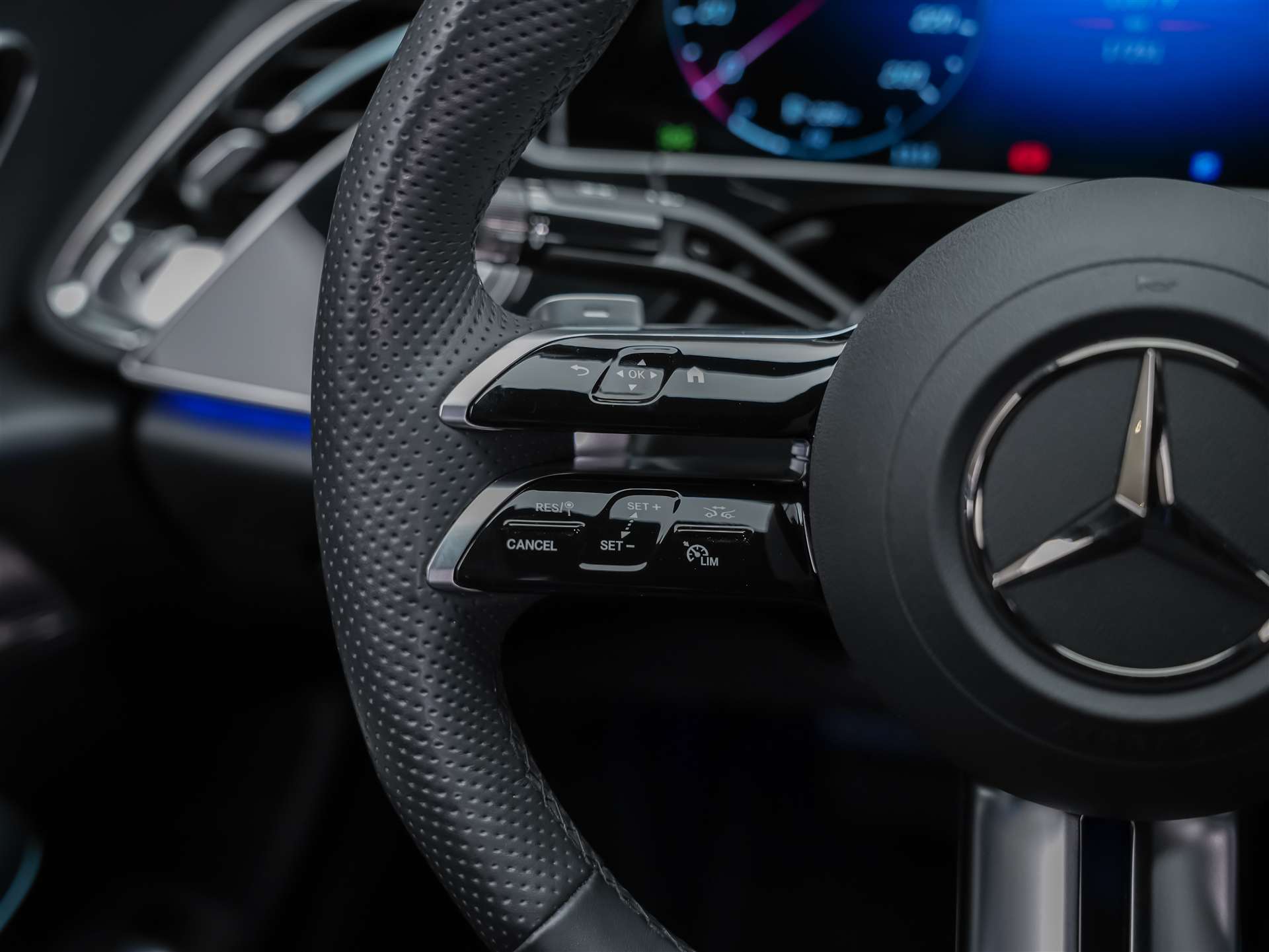 MERCEDES-BENZ E 220 d 4Matic AMG Line 9G-Tronic *Superscreen*Burmester*360° Kamera*-image-28