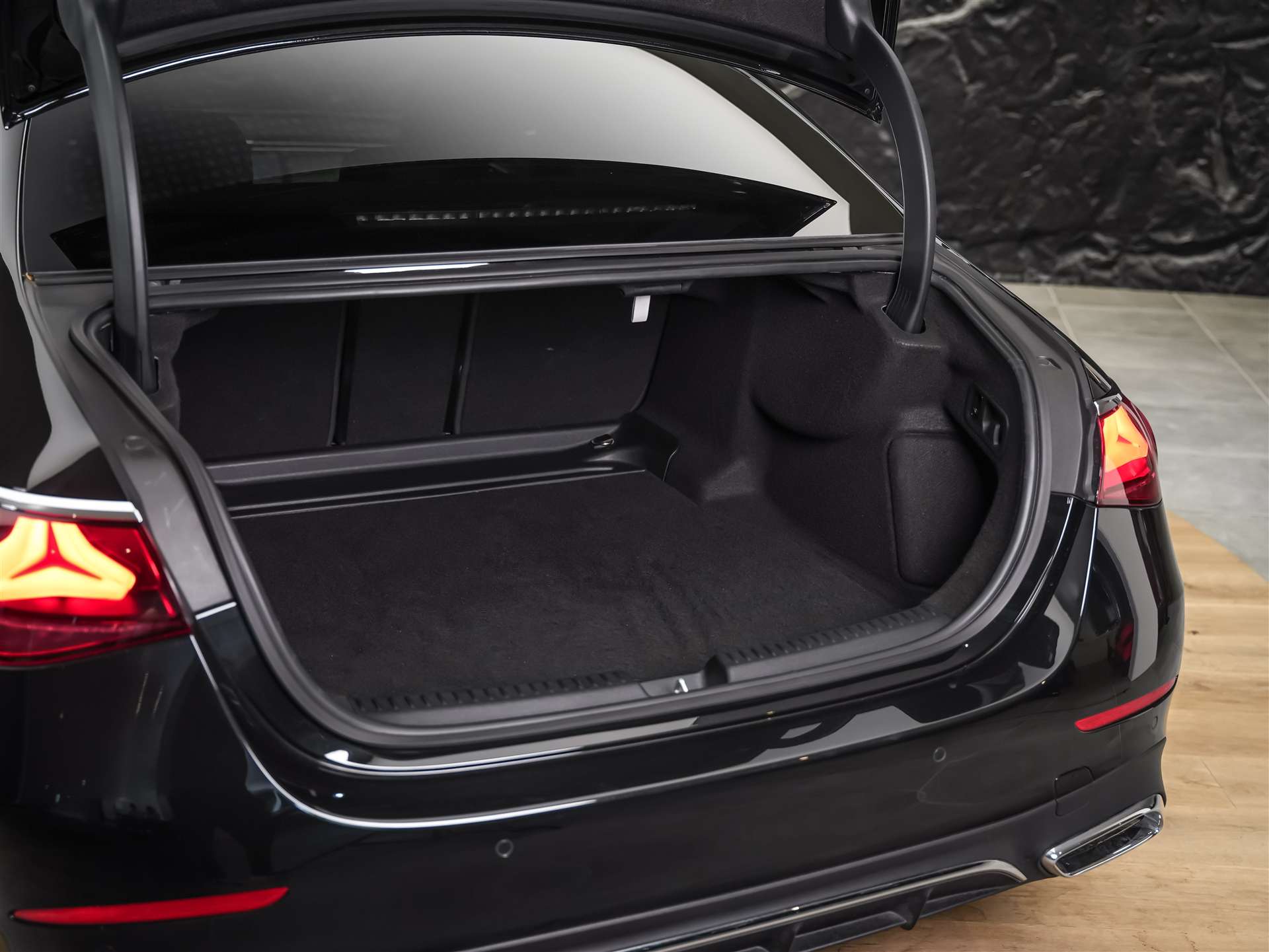 MERCEDES-BENZ E 220 d 4Matic AMG Line 9G-Tronic *Superscreen*Burmester*360° Kamera*-image-42