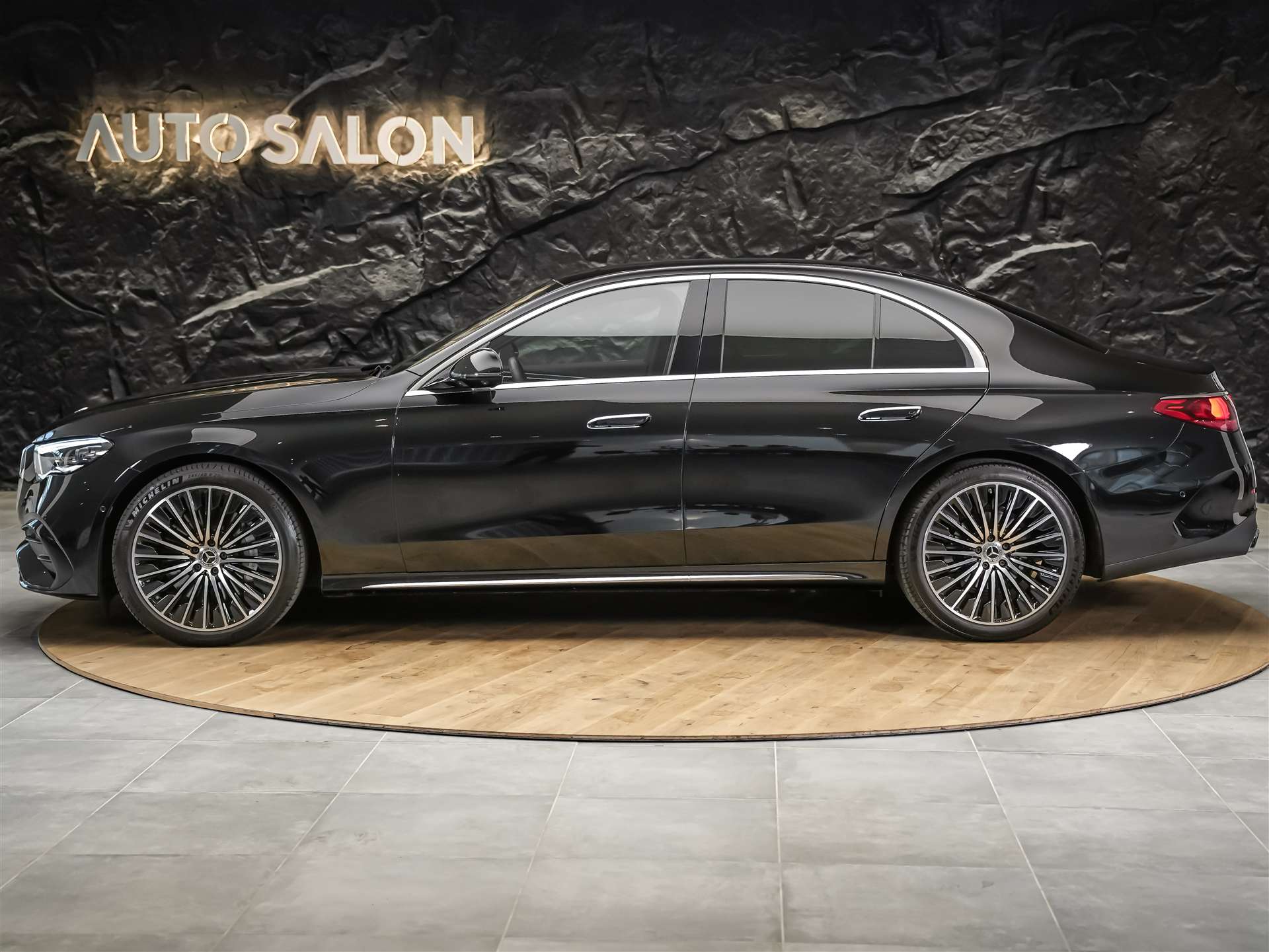 MERCEDES-BENZ E 220 d 4Matic AMG Line 9G-Tronic *Superscreen*Burmester*360° Kamera*-showroom-element-2