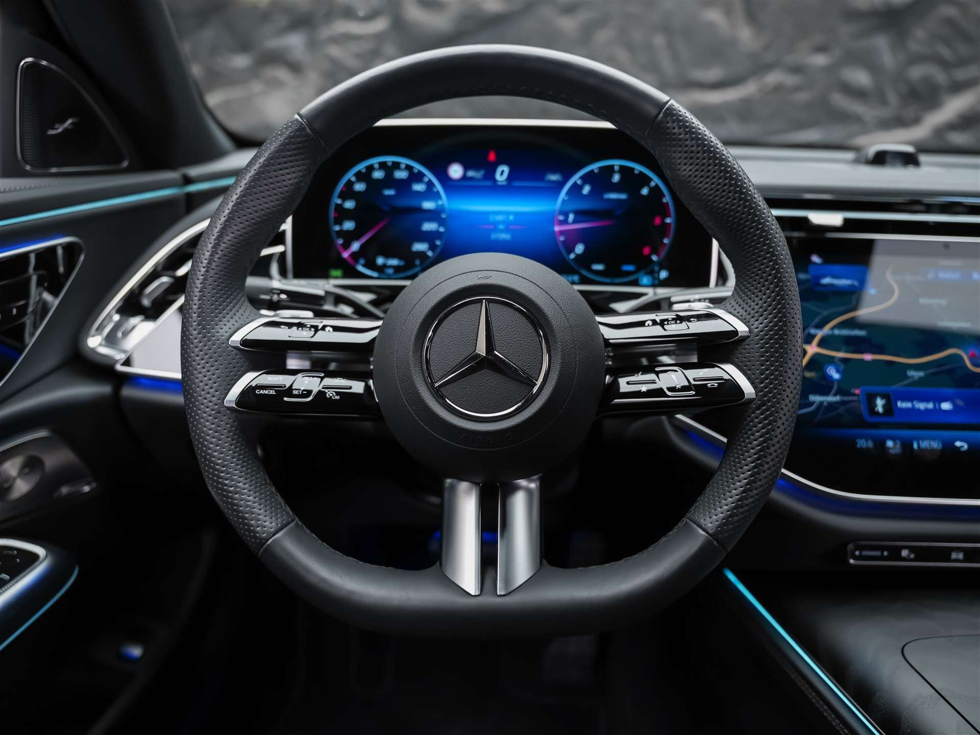 MERCEDES-BENZ E 220 d 4Matic AMG Line 9G-Tronic *Superscreen*Burmester*360° Kamera*-image-27
