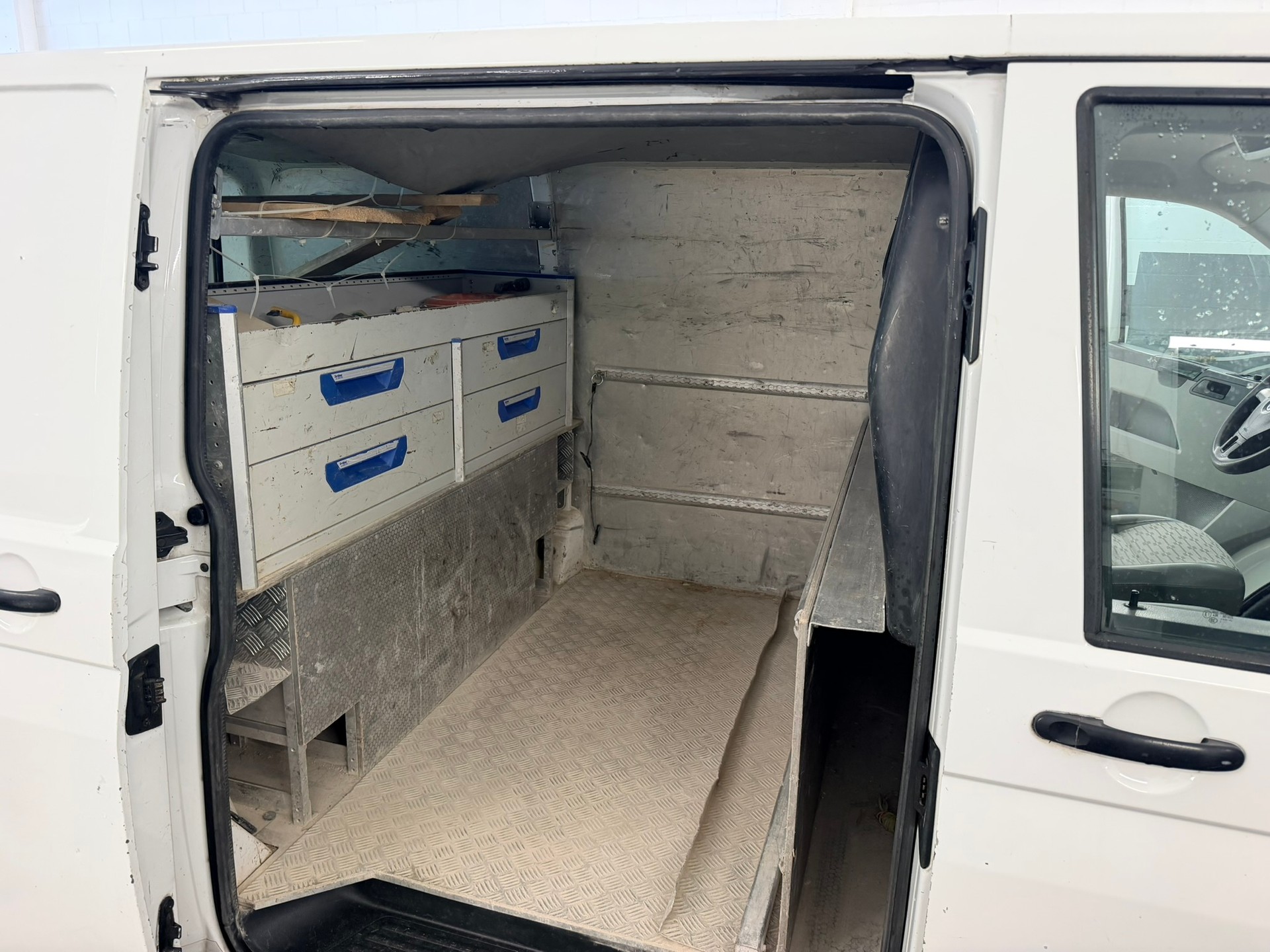 VW T5 2.0 TDI Entry-image-13