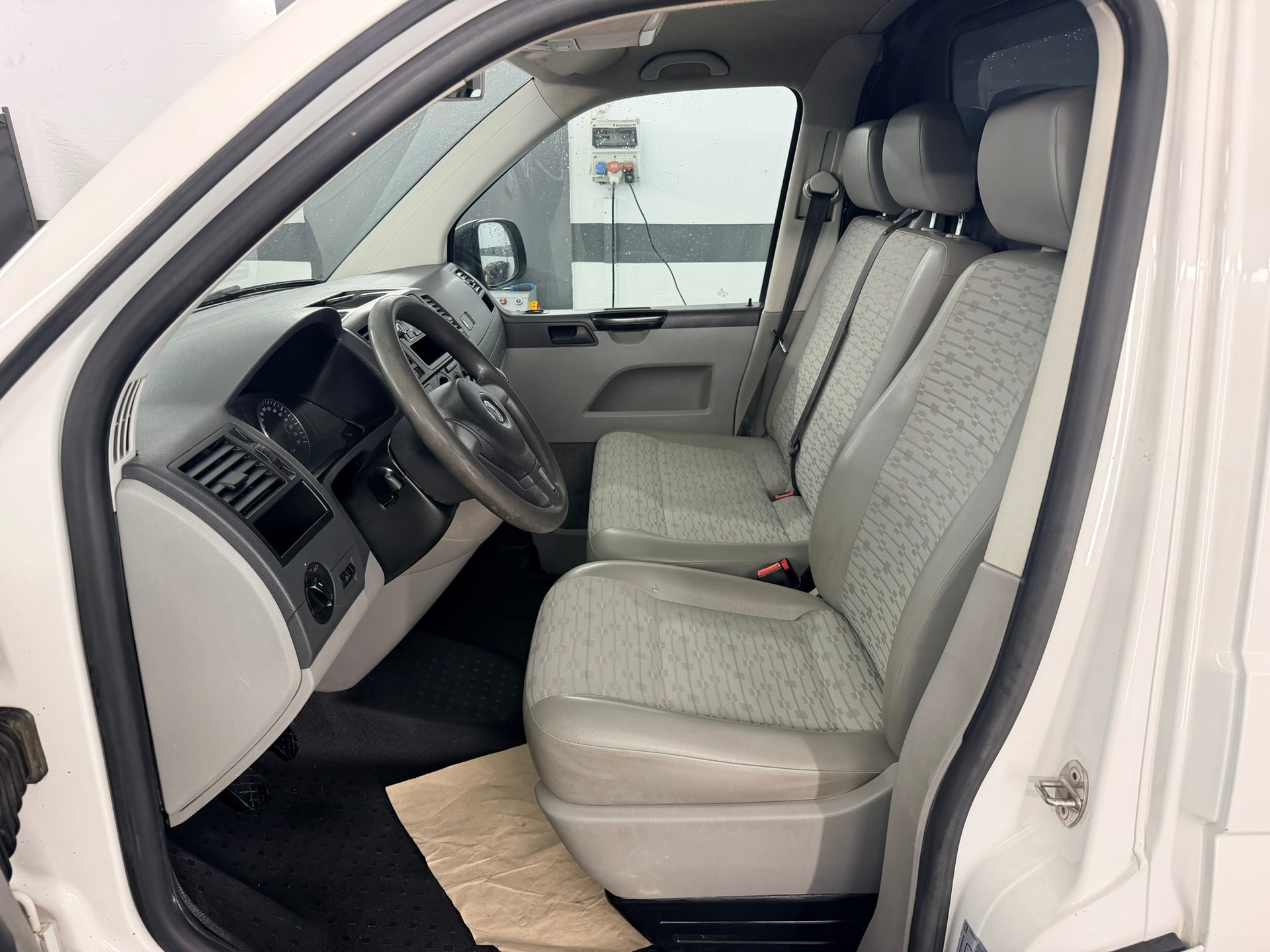 VW T5 2.0 TDI Entry-image-6