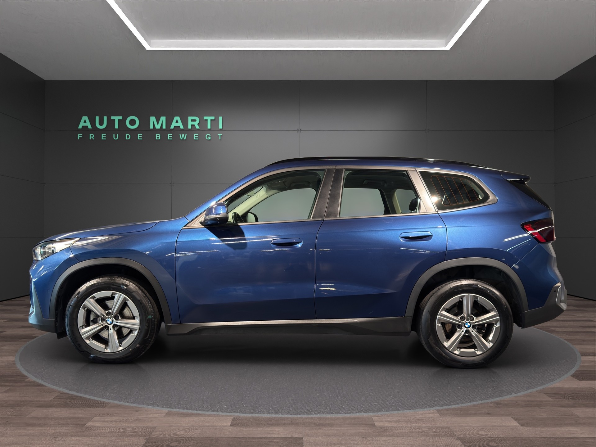 BMW X1 18d sDrive-showroom-element-1