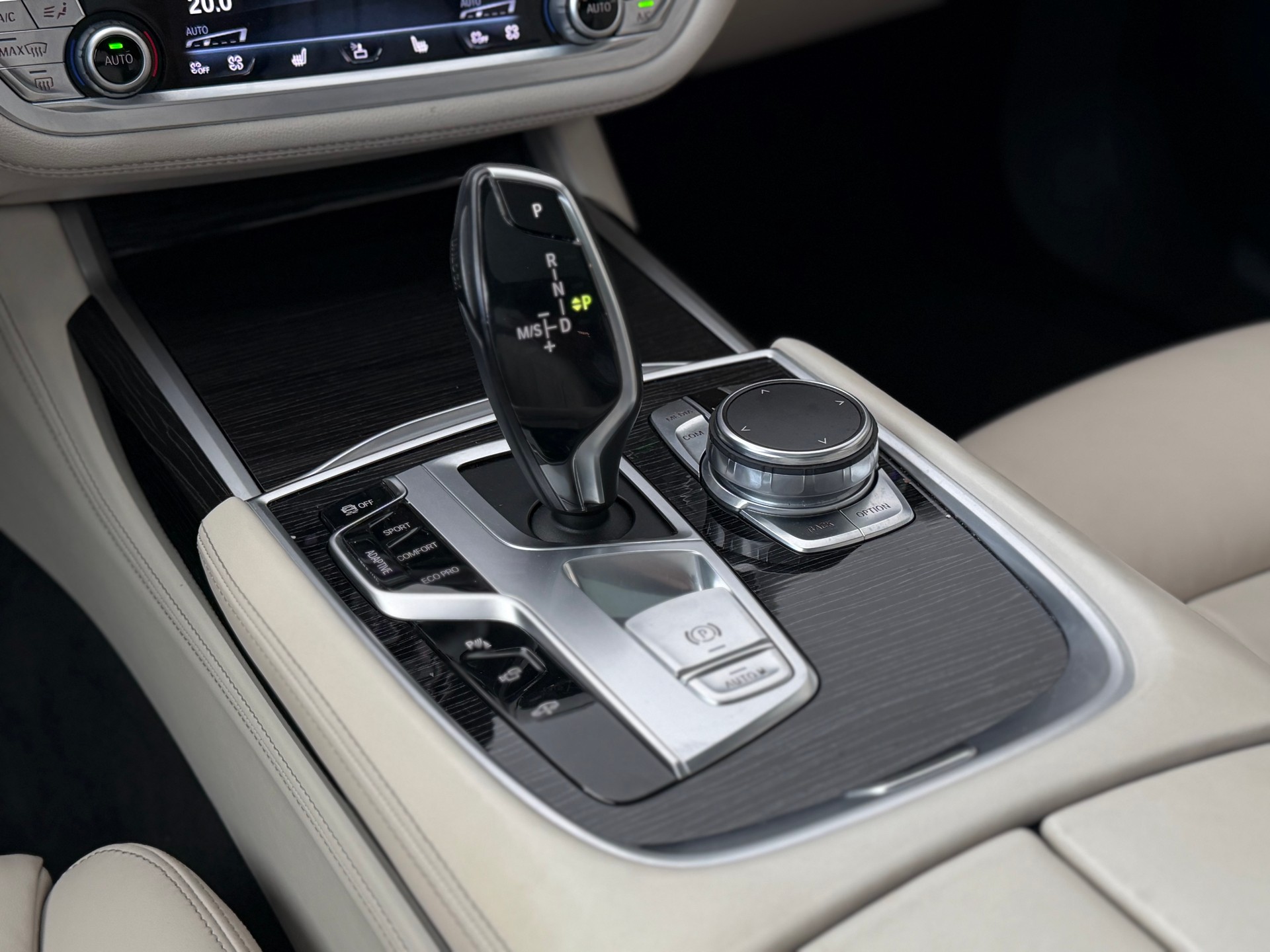 BMW 750i xDrive M Sport Steptronic **Frisch ab MFK**-image-15