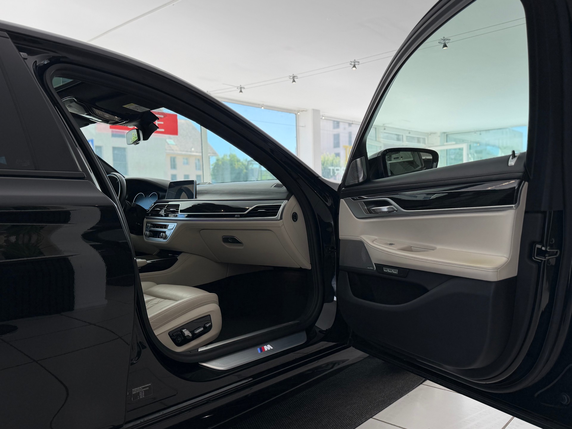 BMW 750i xDrive M Sport Steptronic **Frisch ab MFK**-image-19