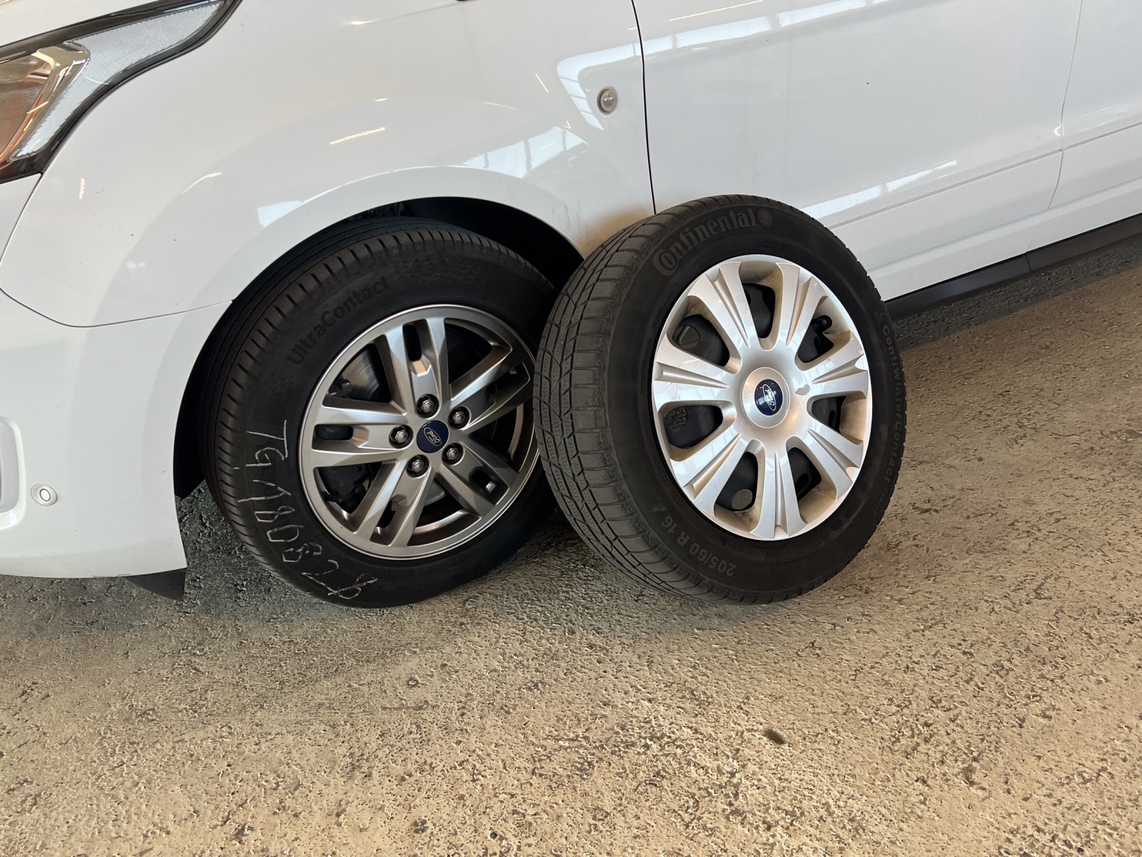 FORD Grand Tourneo Connect 1.5 EcoBlue Titanium Automat-image-14