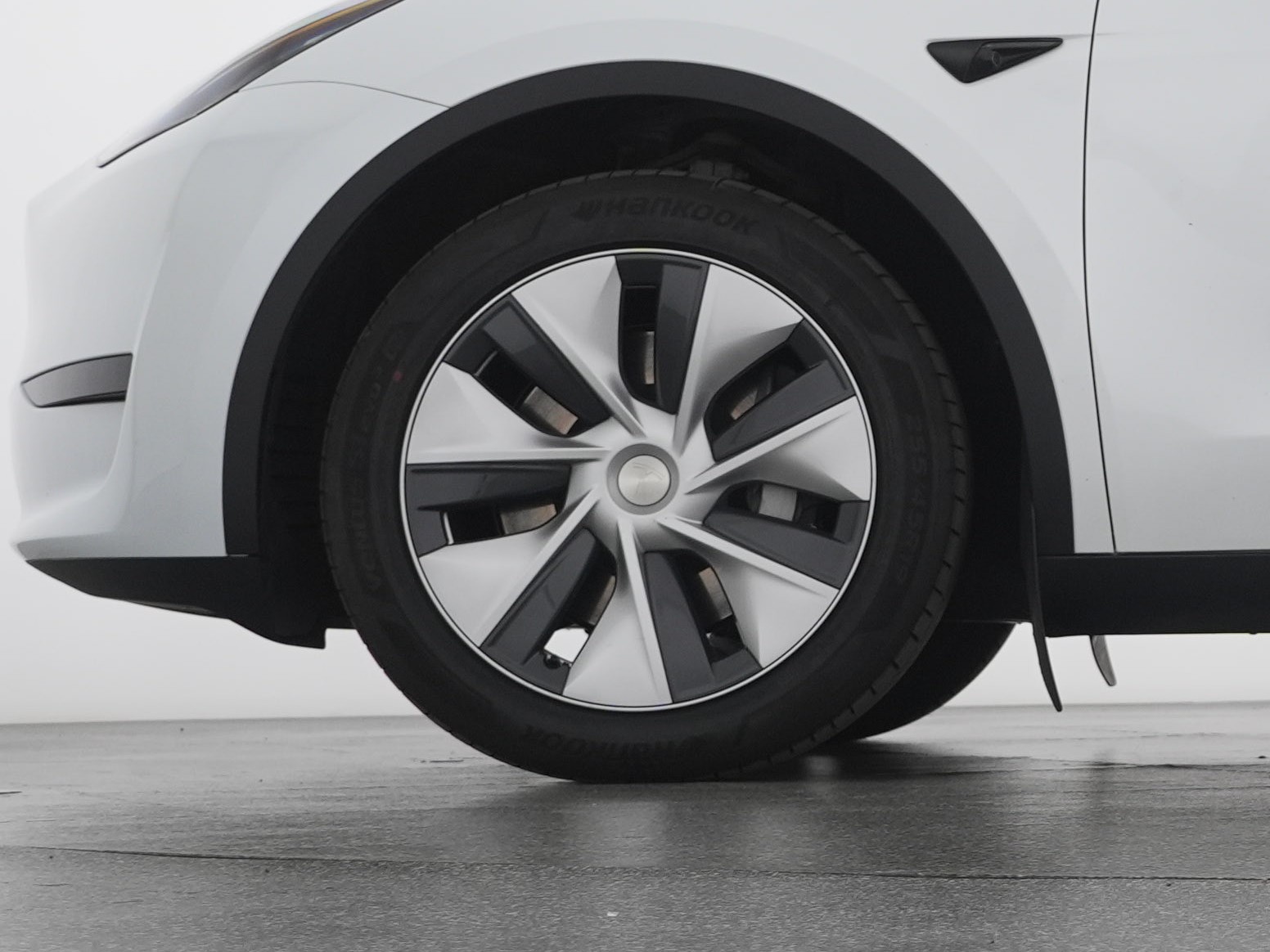 TESLA Model Y Rear-Wheel Drive-showroom-element-2