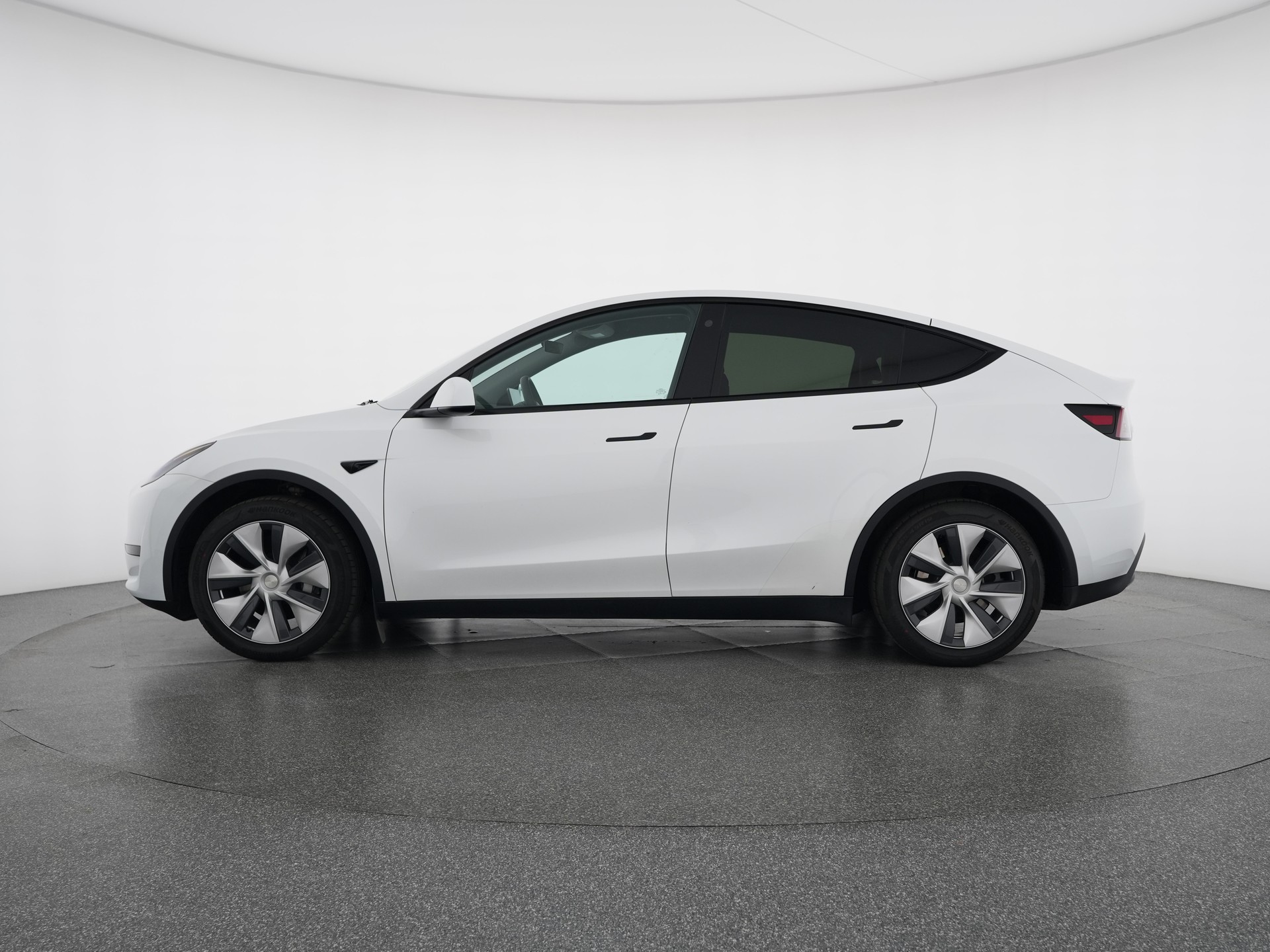 TESLA Model Y Rear-Wheel Drive-showroom-element-1
