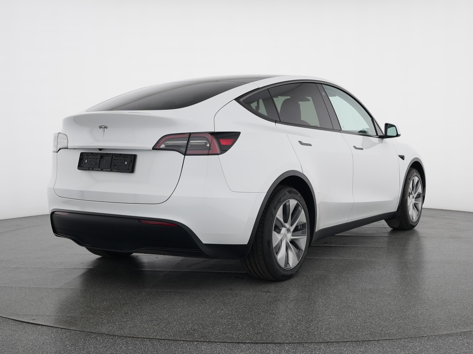 TESLA Model Y Rear-Wheel Drive-showroom-element-3