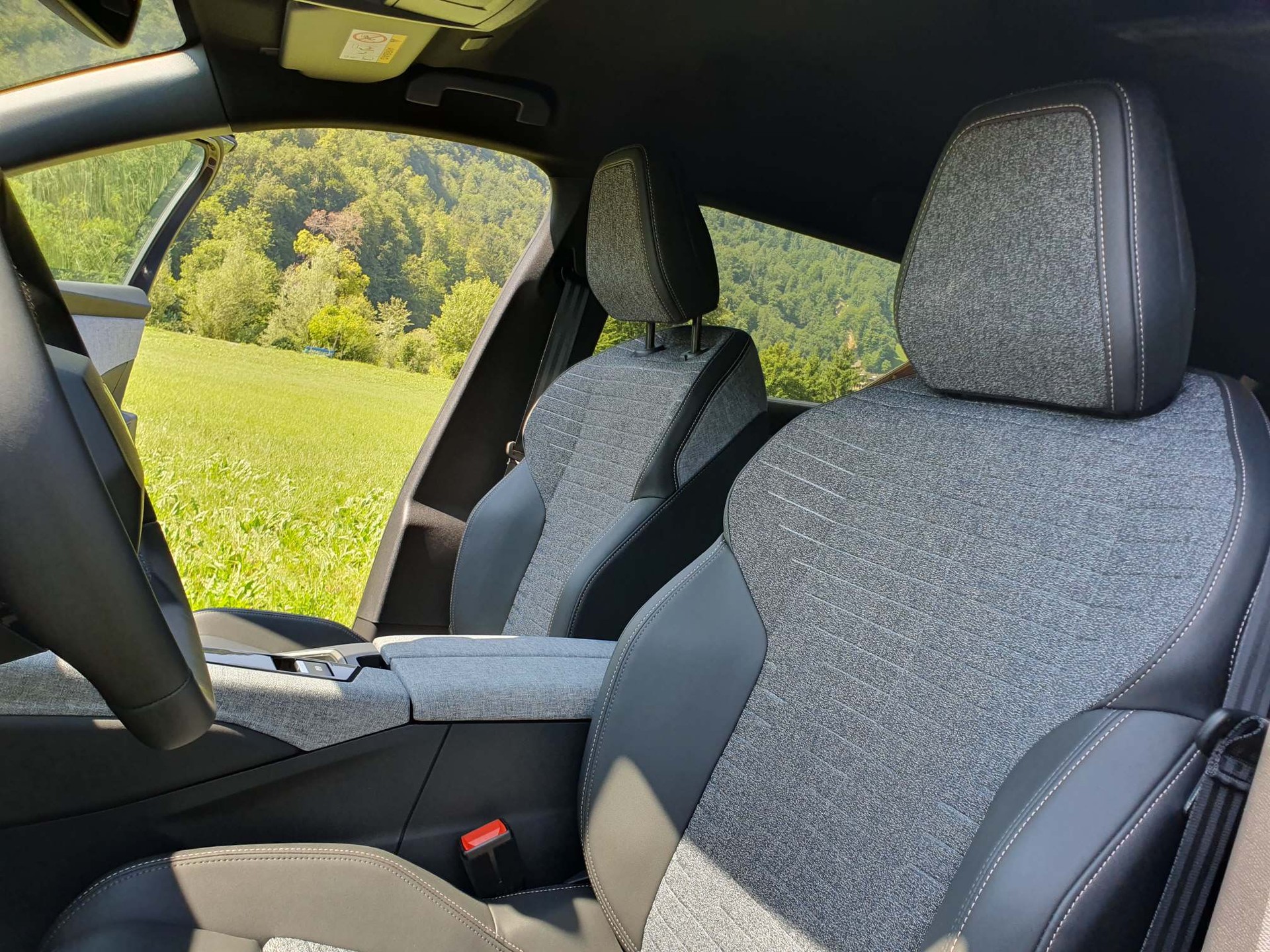 PEUGEOT 5008 e-Allure Premium 4x4-image-9