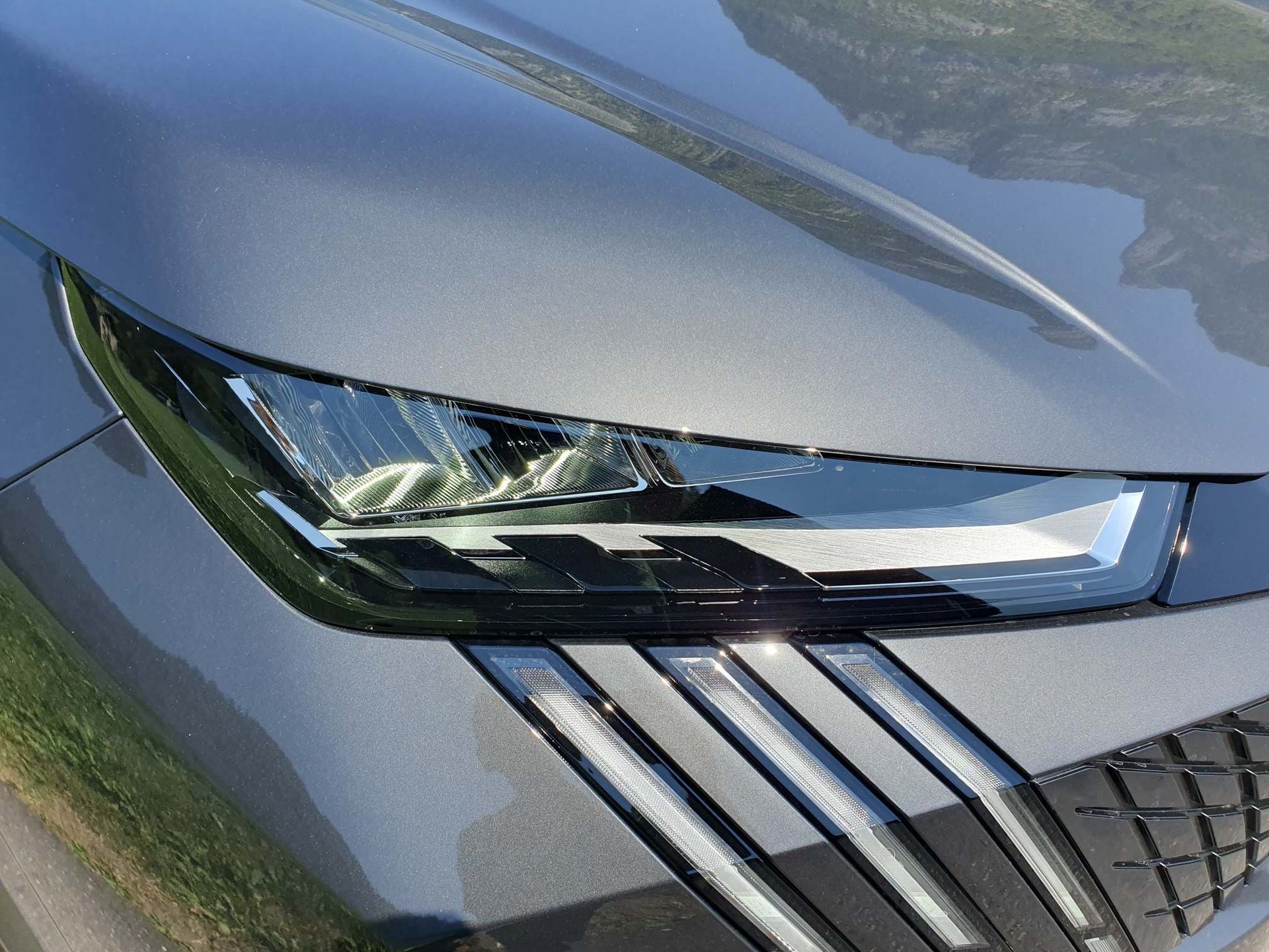 PEUGEOT 5008 e-Allure Premium 4x4-image-1