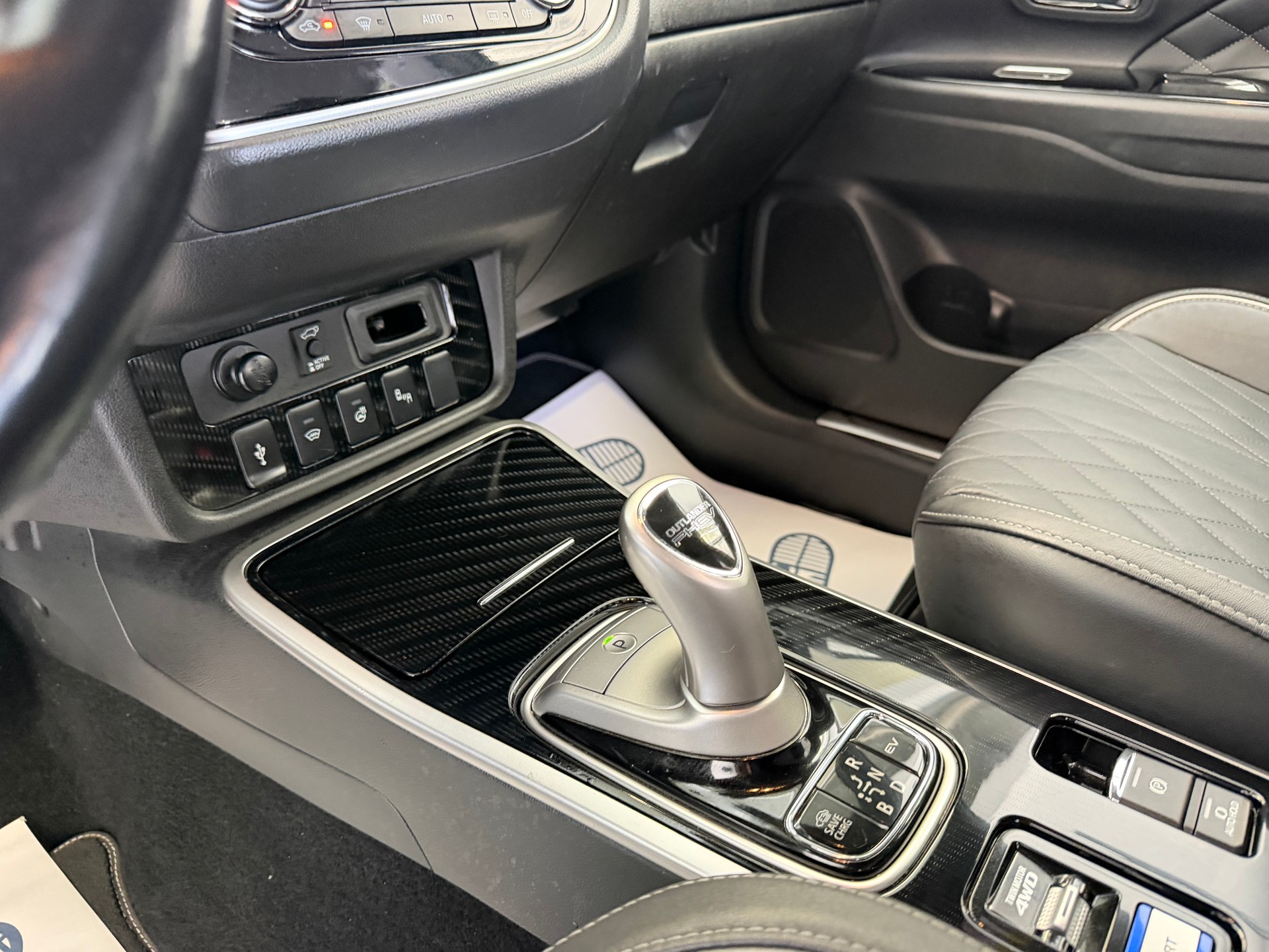 MITSUBISHI Outlander 2.4 PHEV Diamond S-Edition 4WD Automatic-image-12