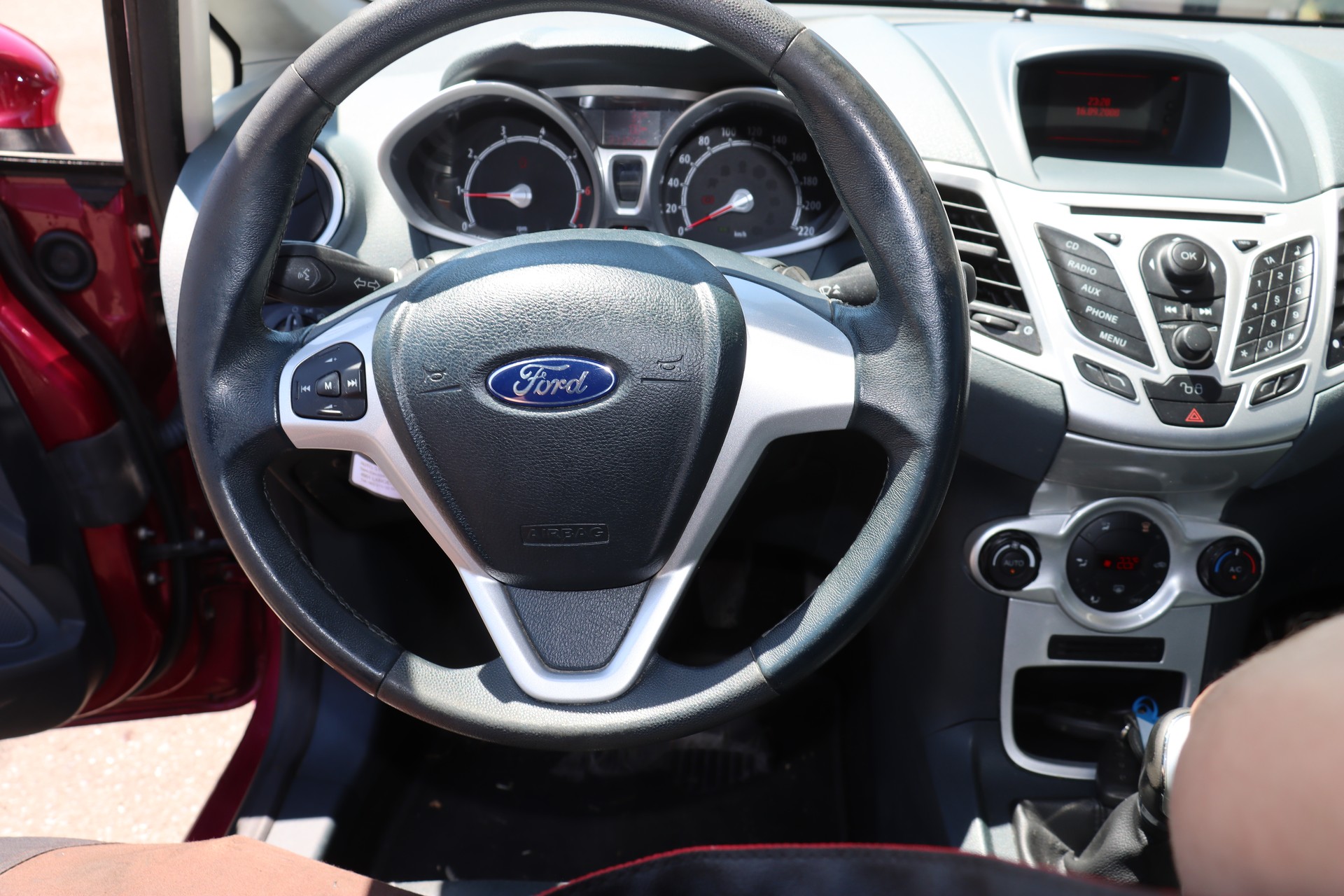 FORD Fiesta 1.6 16V Titanium-image-9