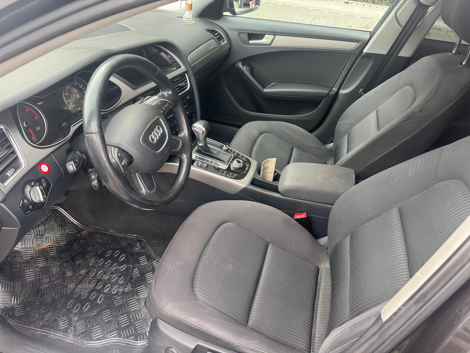 AUDI A4 Avant 2.0 TDI multitronic-image-9