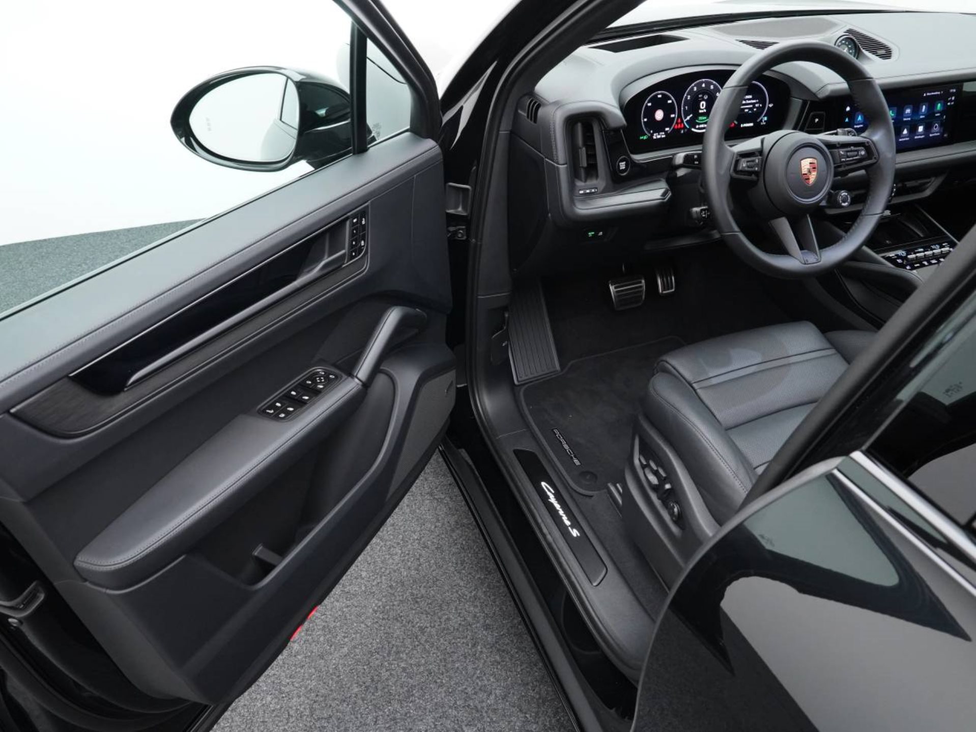 PORSCHE Cayenne S E-Hybrid Black Edition-showroom-element-3