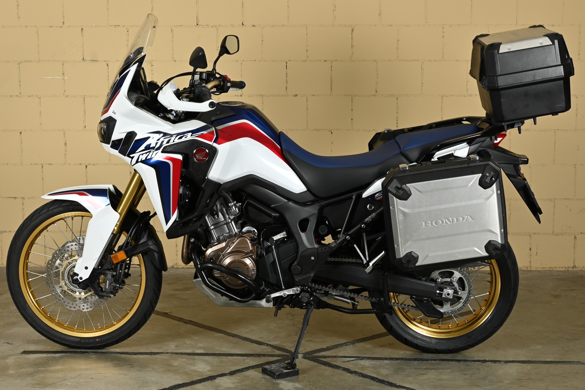 HONDA CRF 1000A Africa Twin-image-4