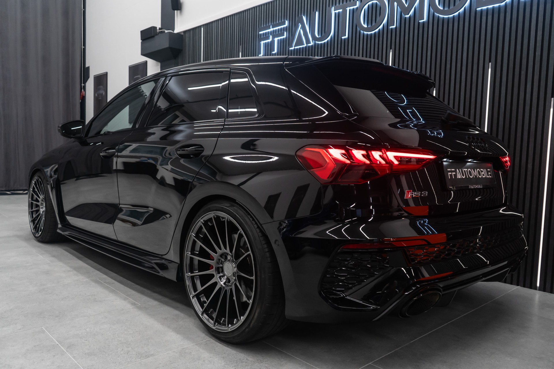 AUDI RS3 Sportback 2.5 TSI quattro S-tronic / RS POWER / SOUND & PERFORMANCE / LOW LOOK / FRISCH AB MFK-image-10