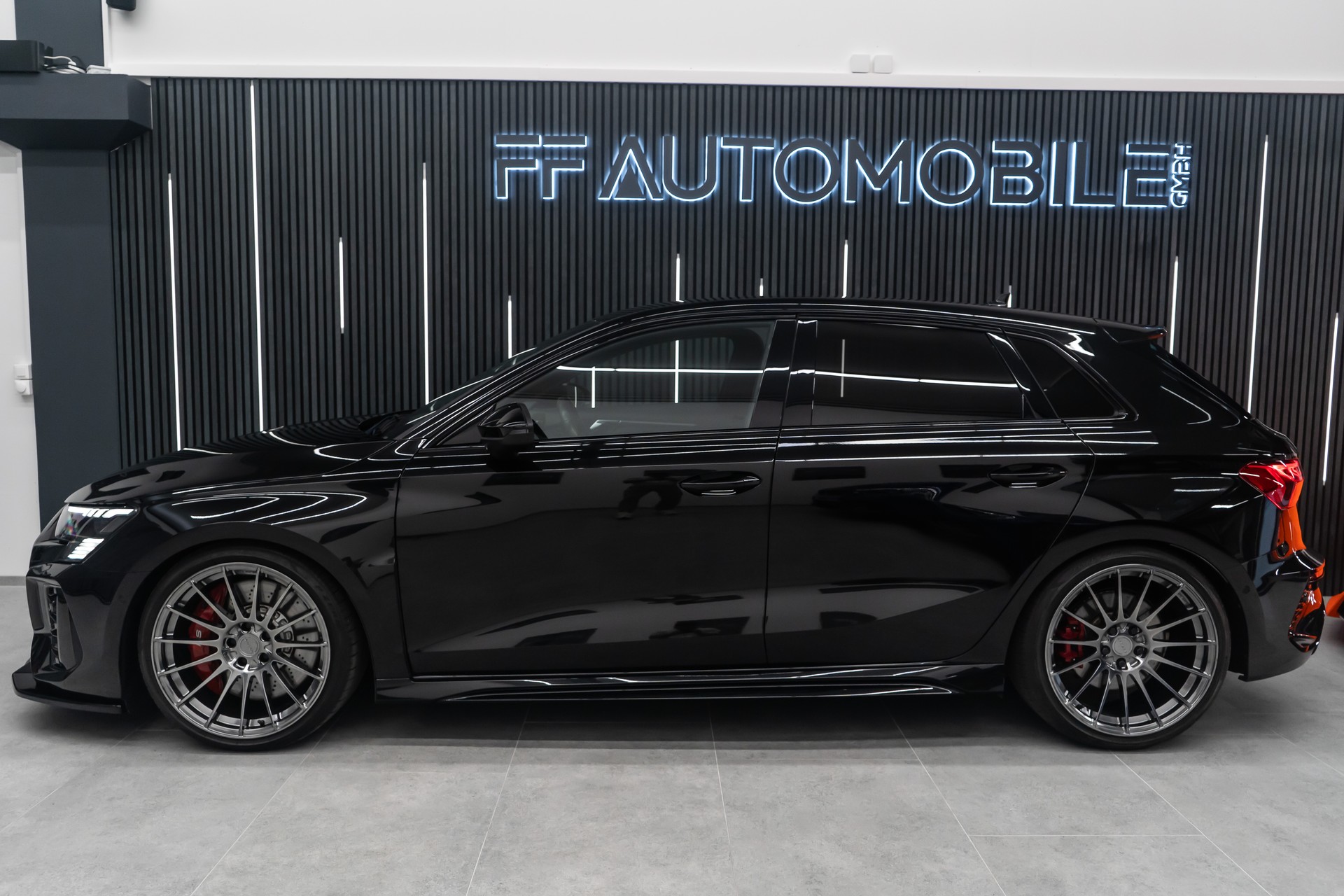 AUDI RS3 Sportback 2.5 TSI quattro S-tronic / RS POWER / SOUND & PERFORMANCE / LOW LOOK / FRISCH AB MFK-image-8