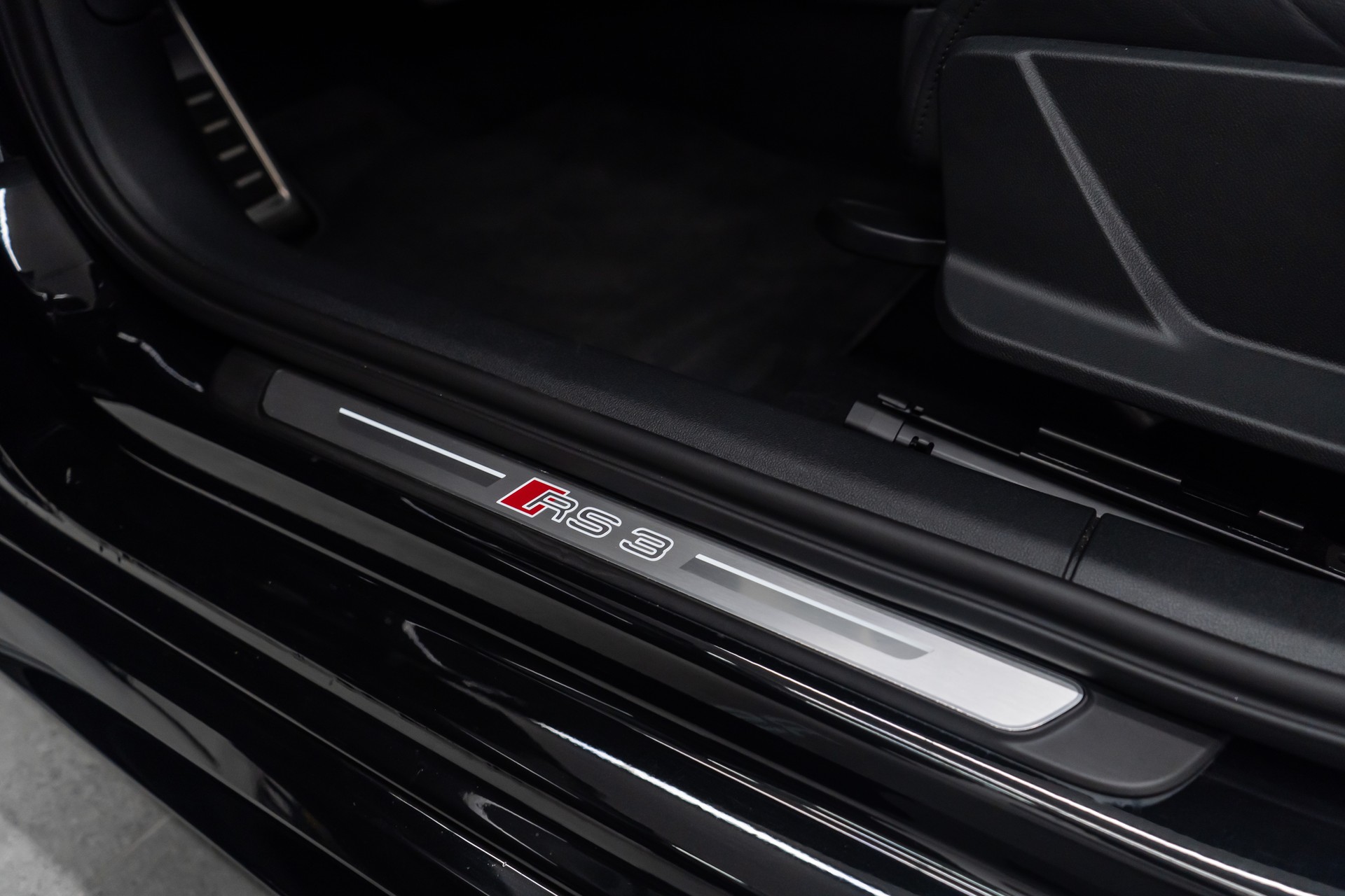 AUDI RS3 Sportback 2.5 TSI quattro S-tronic / RS POWER / SOUND & PERFORMANCE / LOW LOOK / FRISCH AB MFK-image-16