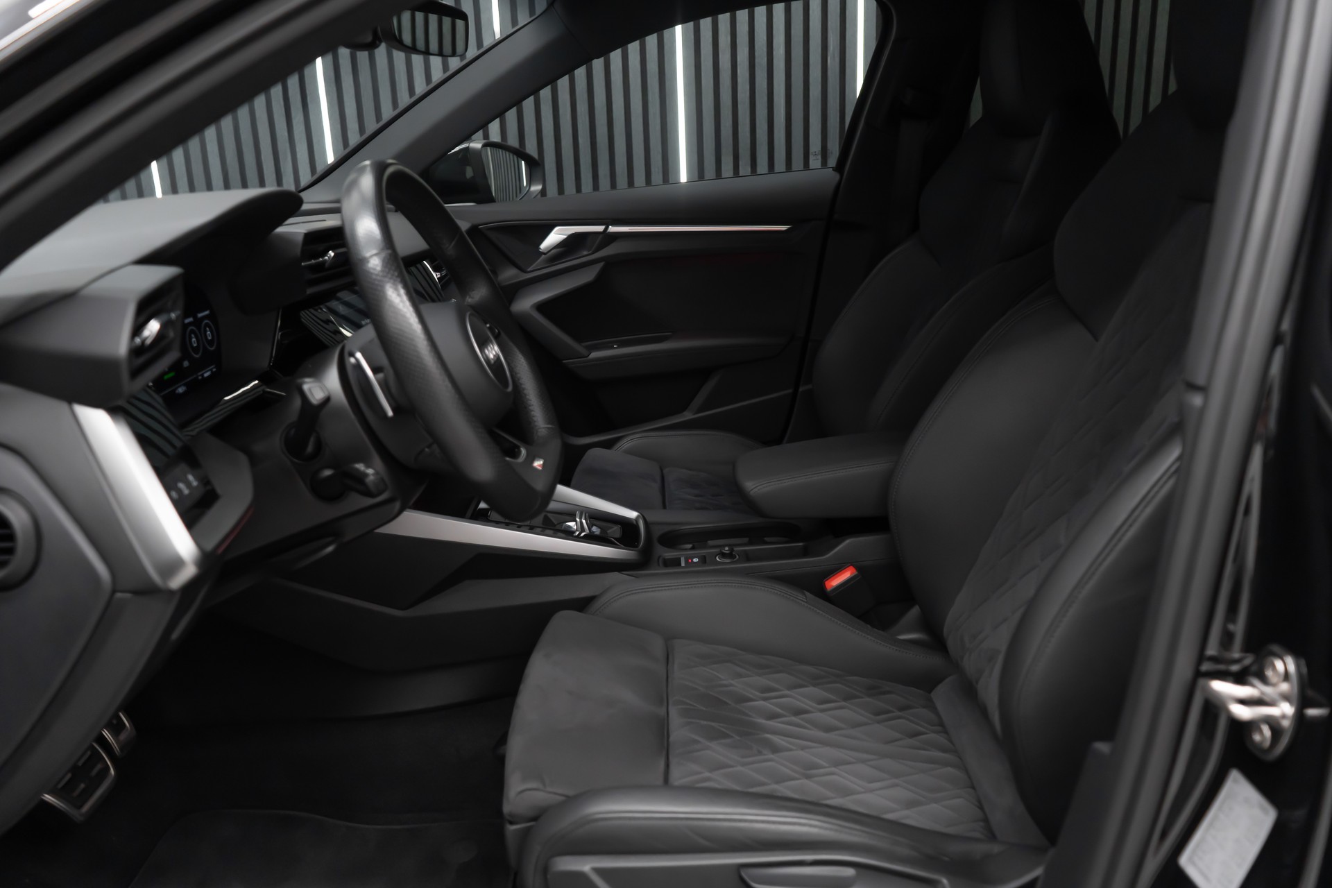 AUDI RS3 Sportback 2.5 TSI quattro S-tronic / RS POWER / SOUND & PERFORMANCE / LOW LOOK / FRISCH AB MFK-image-17